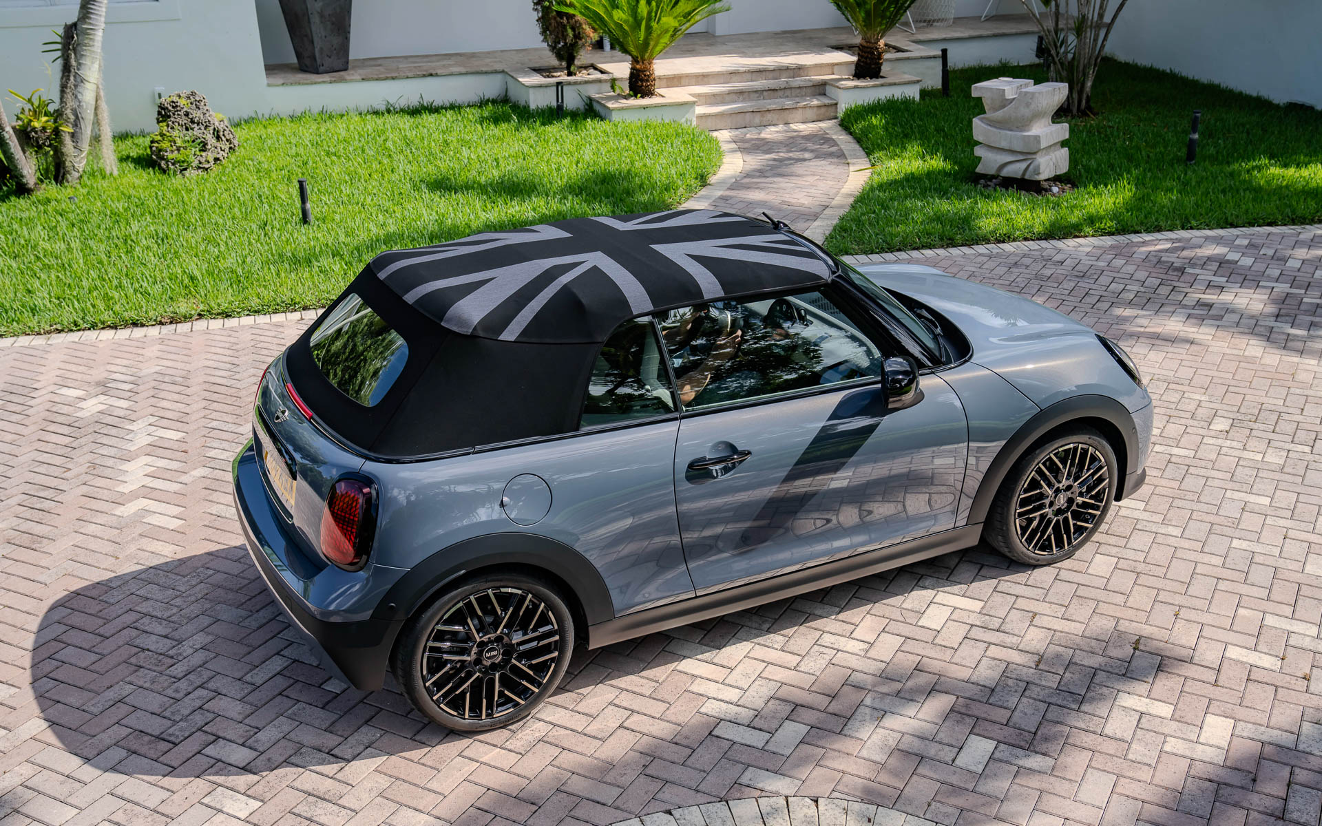 電動ソフトトップは走行中であっても約30km/hまで開閉可能。全開までの時間は約20秒