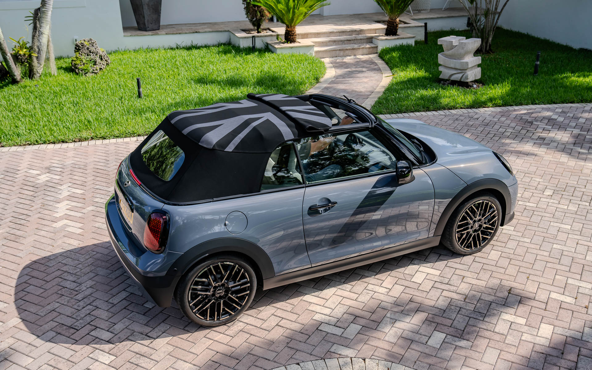 電動ソフトトップは走行中であっても約30km/hまで開閉可能。全開までの時間は約20秒