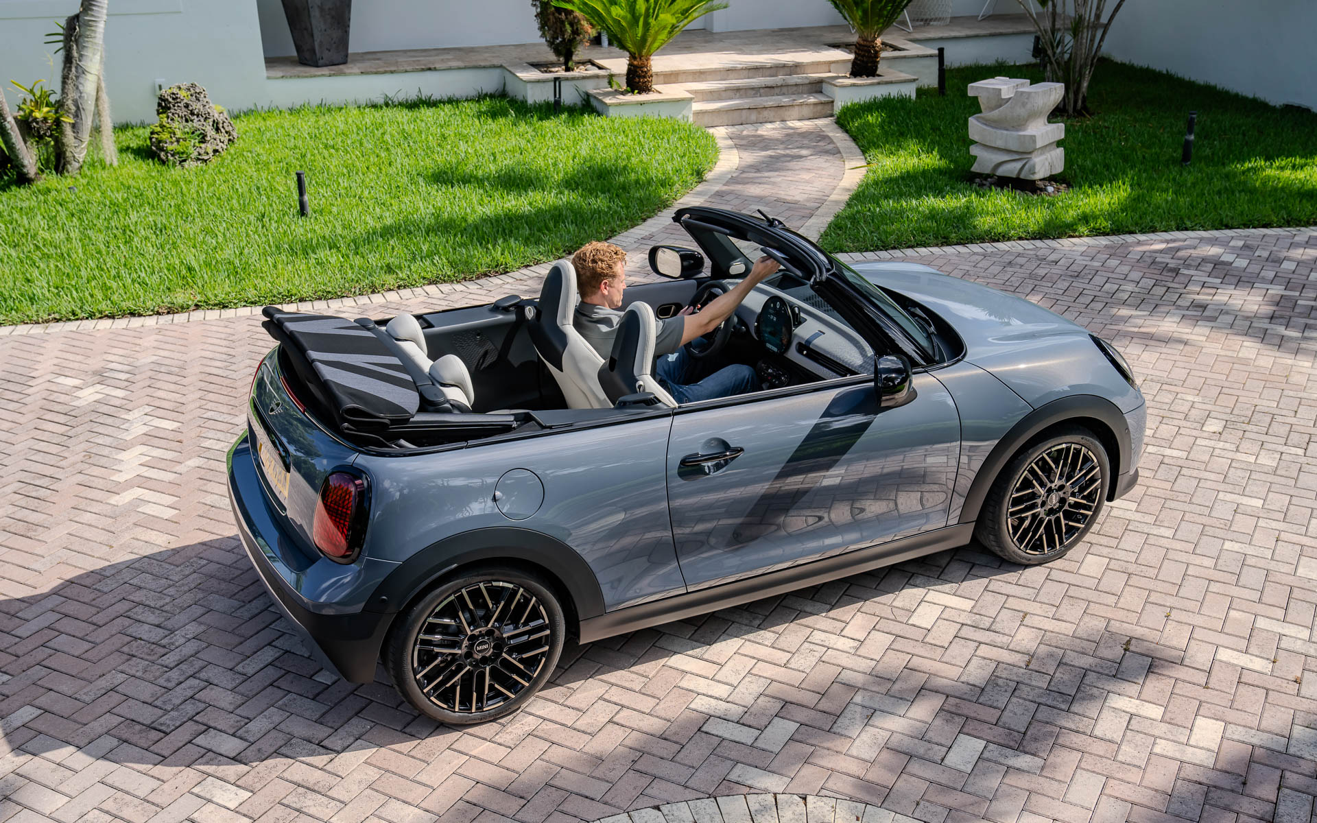 電動ソフトトップは走行中であっても約30km/hまで開閉可能。全開までの時間は約20秒