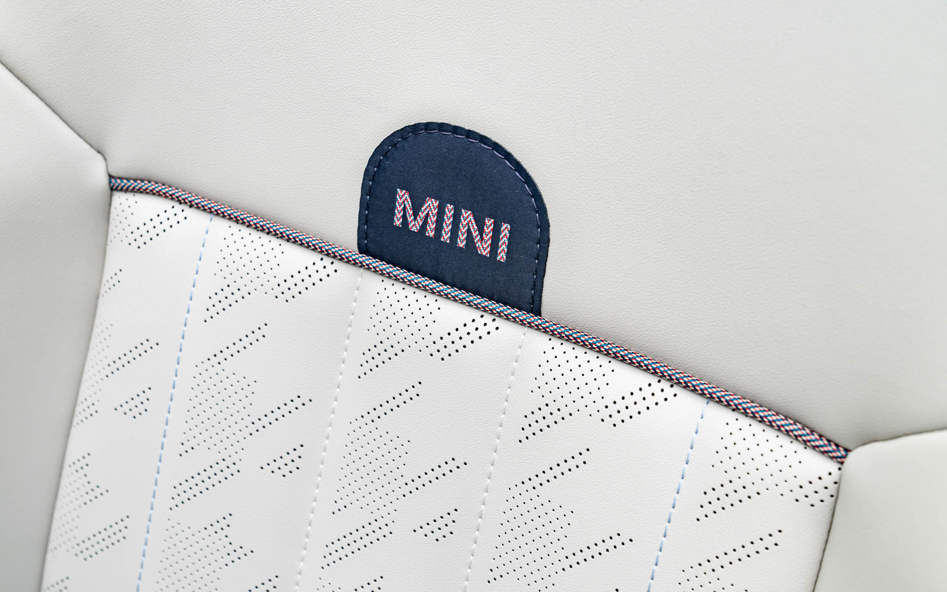 新型MINI クーパー コンバーチブルのシート