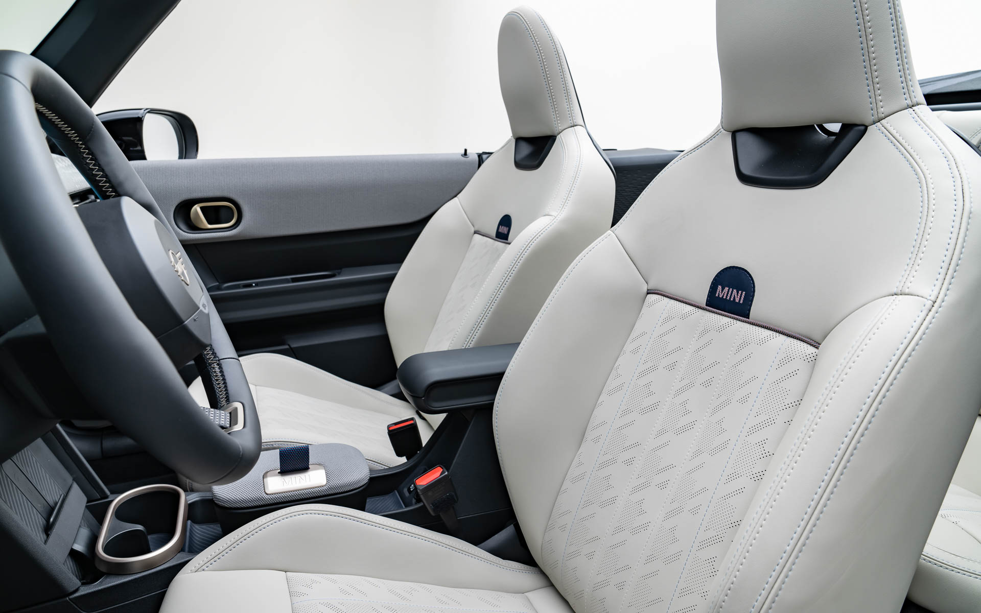 新型MINI クーパー コンバーチブルのシート