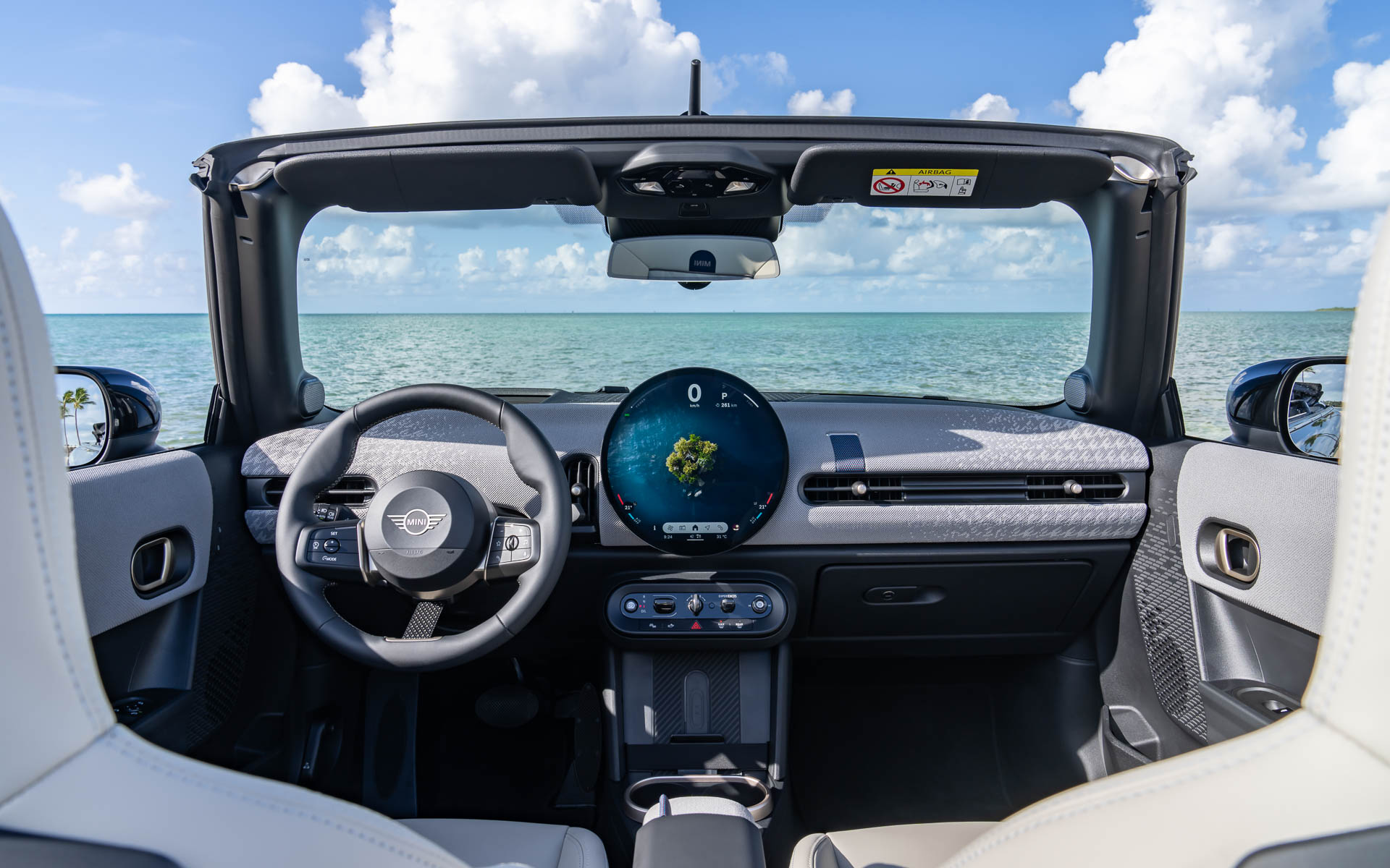 有機ELテクノロジーを採用した大型の円形有機ELセンターディスプレイを搭載