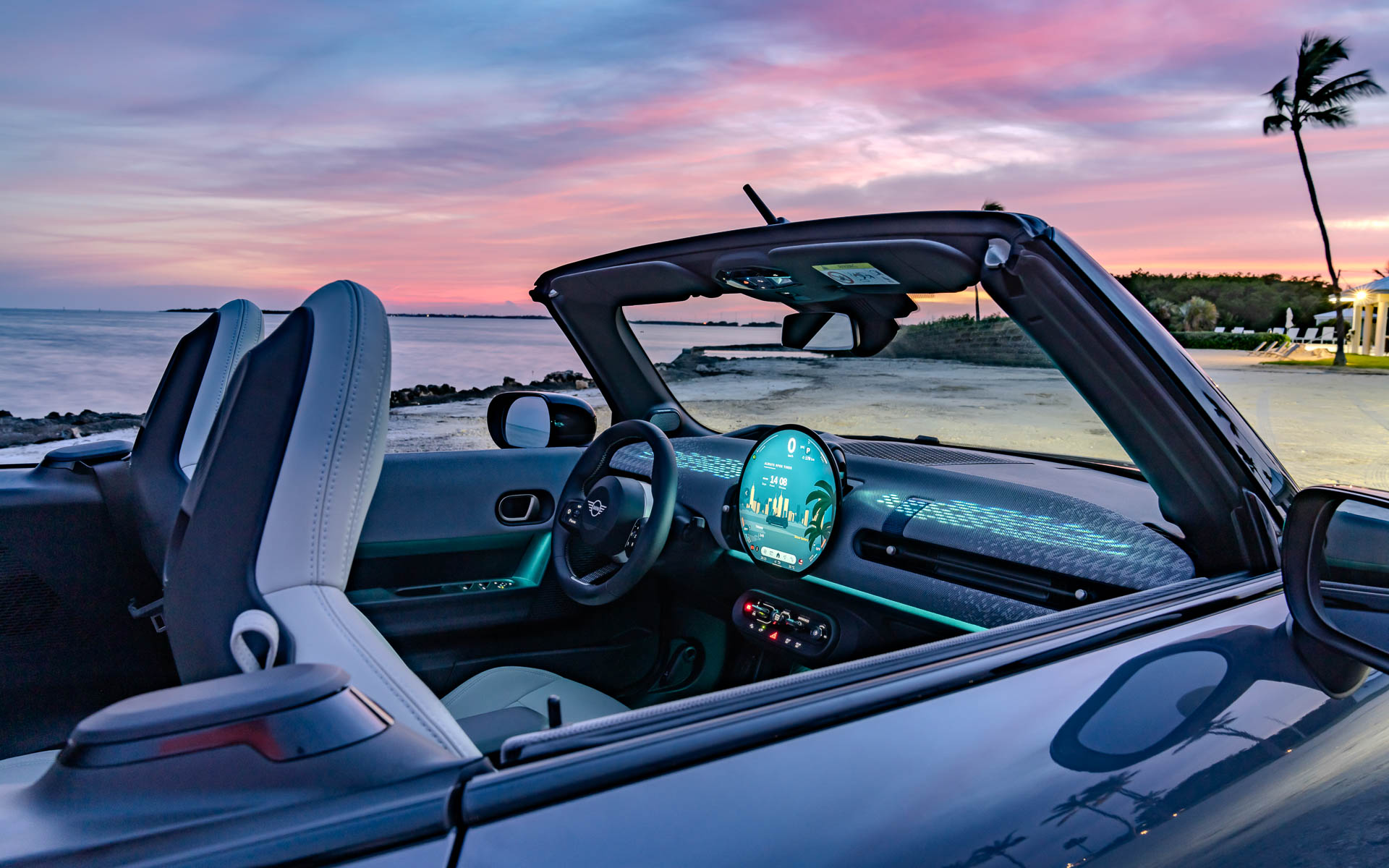 シーンに応じてダッシュボードに光のグラフィックを投影可能。センターディスプレイの表示も変更できる