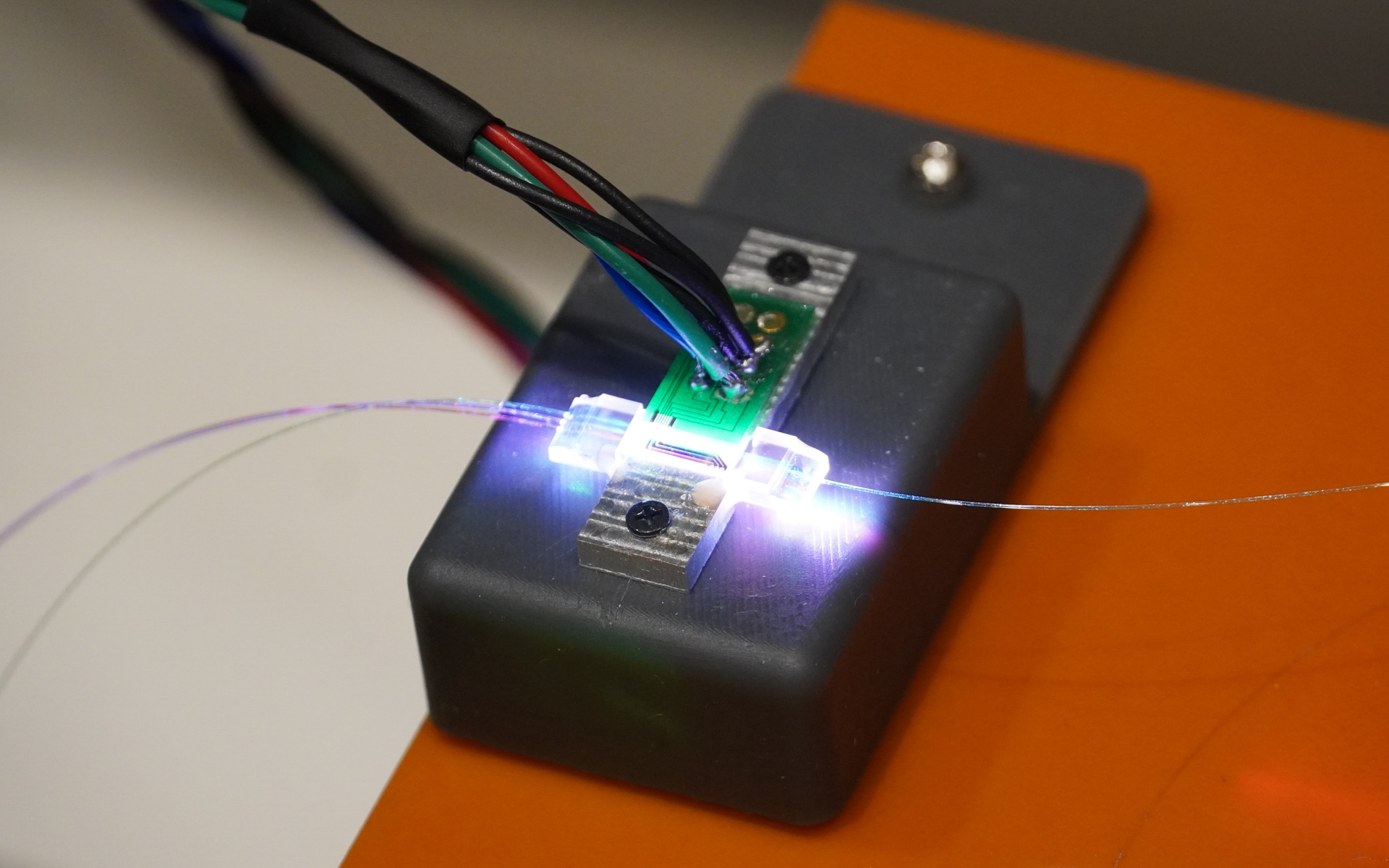 デバイスに実際にレーザー光を入れて出力している様子