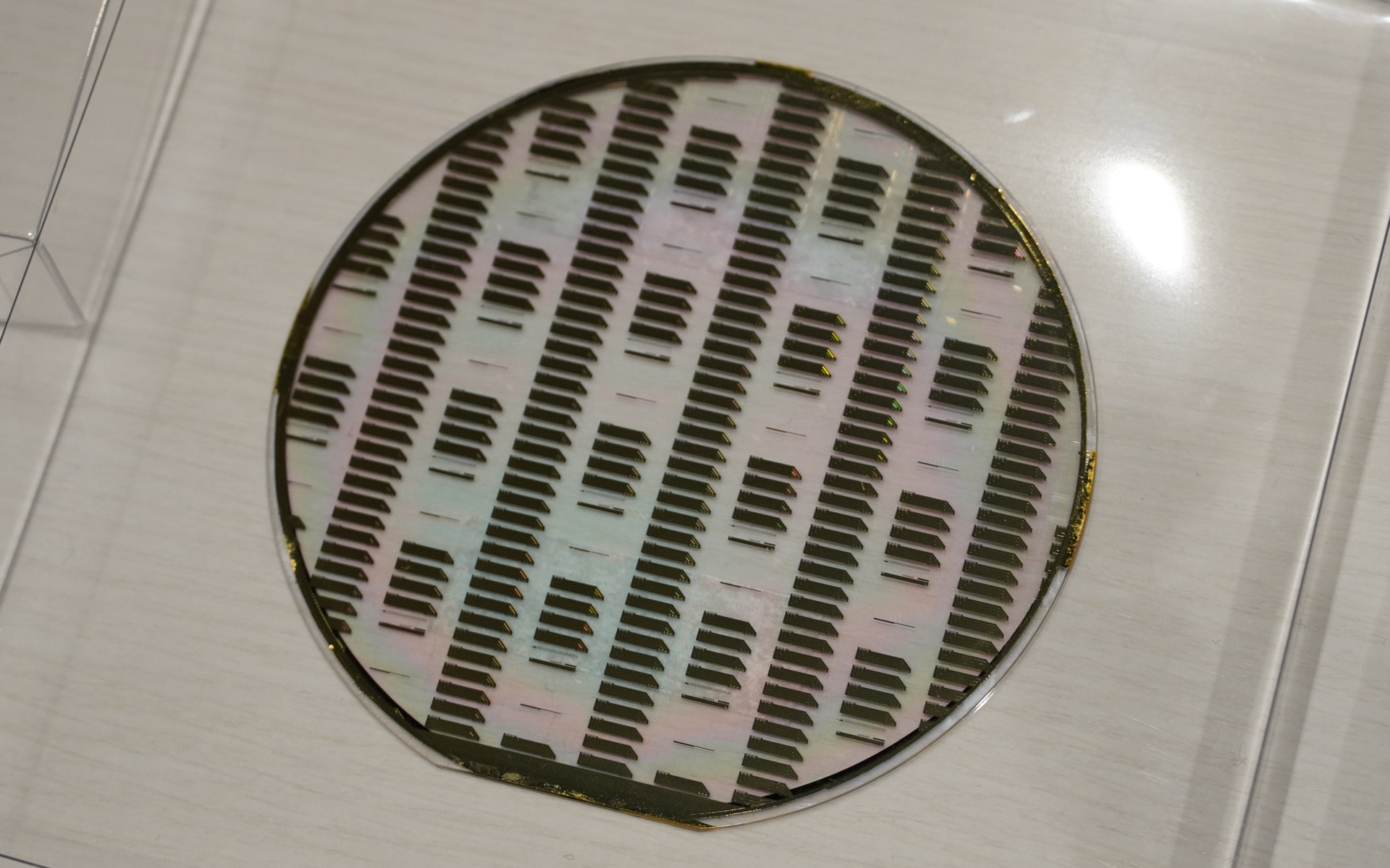 現在は4インチのウエハーで試作しているが、最大12インチもでき、大量生産、低コスト化ができるという