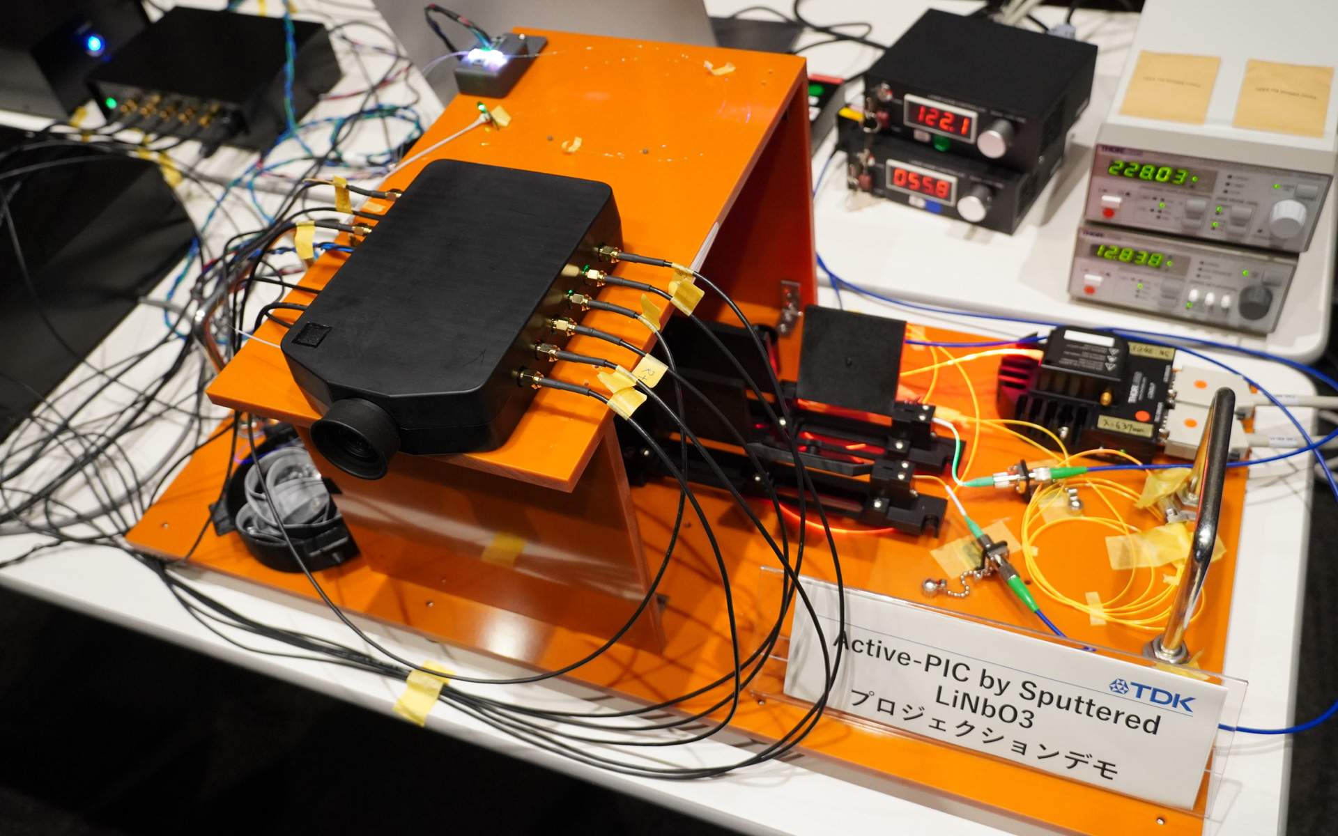 CEATEC 2024に展示予定のニオブ酸リチウム薄膜を用いたスマートグラス用可視光フルカラーレーザー制御デバイスを使ったデモ機