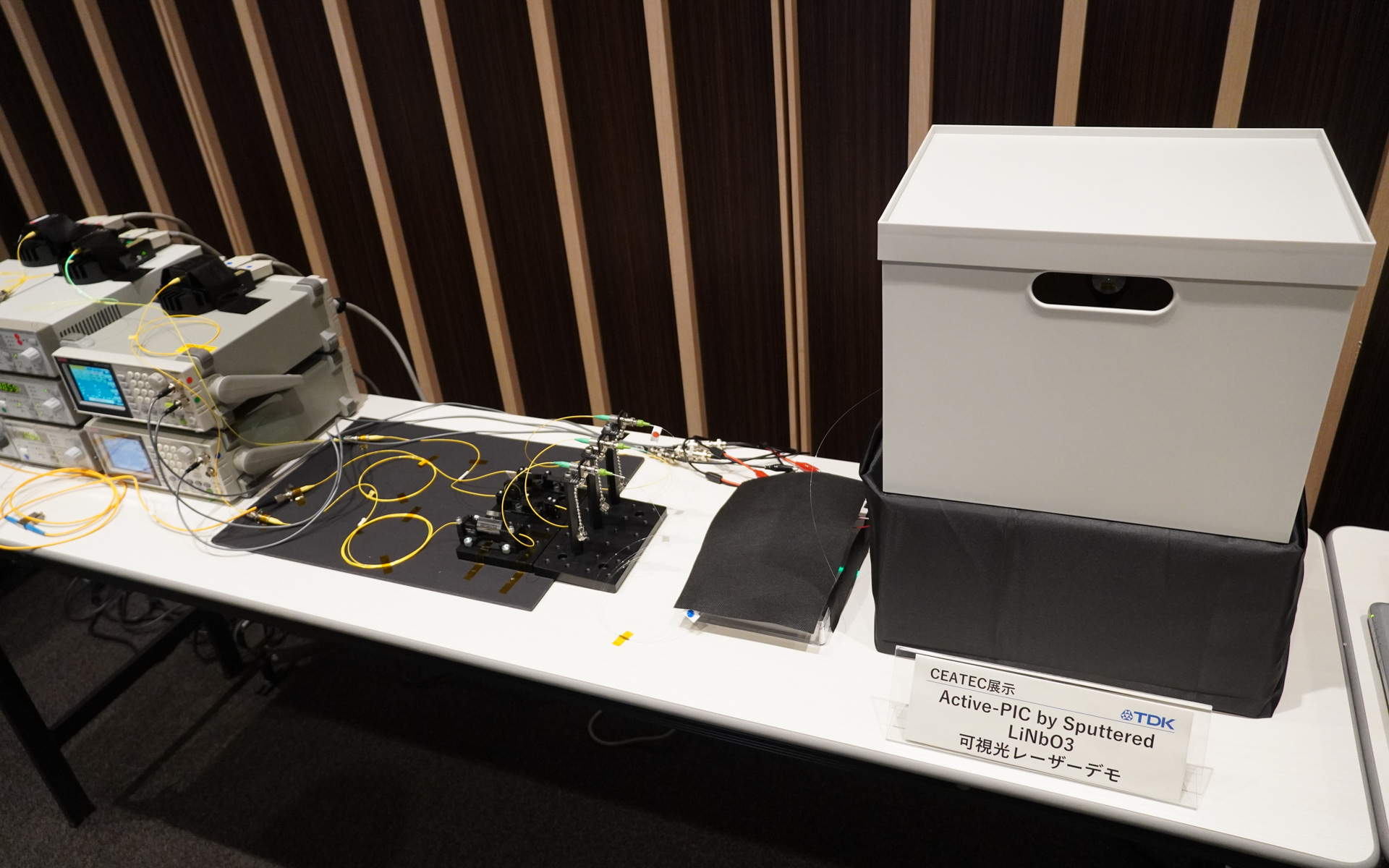 CEATEC 2024に展示予定のニオブ酸リチウム薄膜を用いたスマートグラス用可視光フルカラーレーザー制御デバイスを使ったデモ機