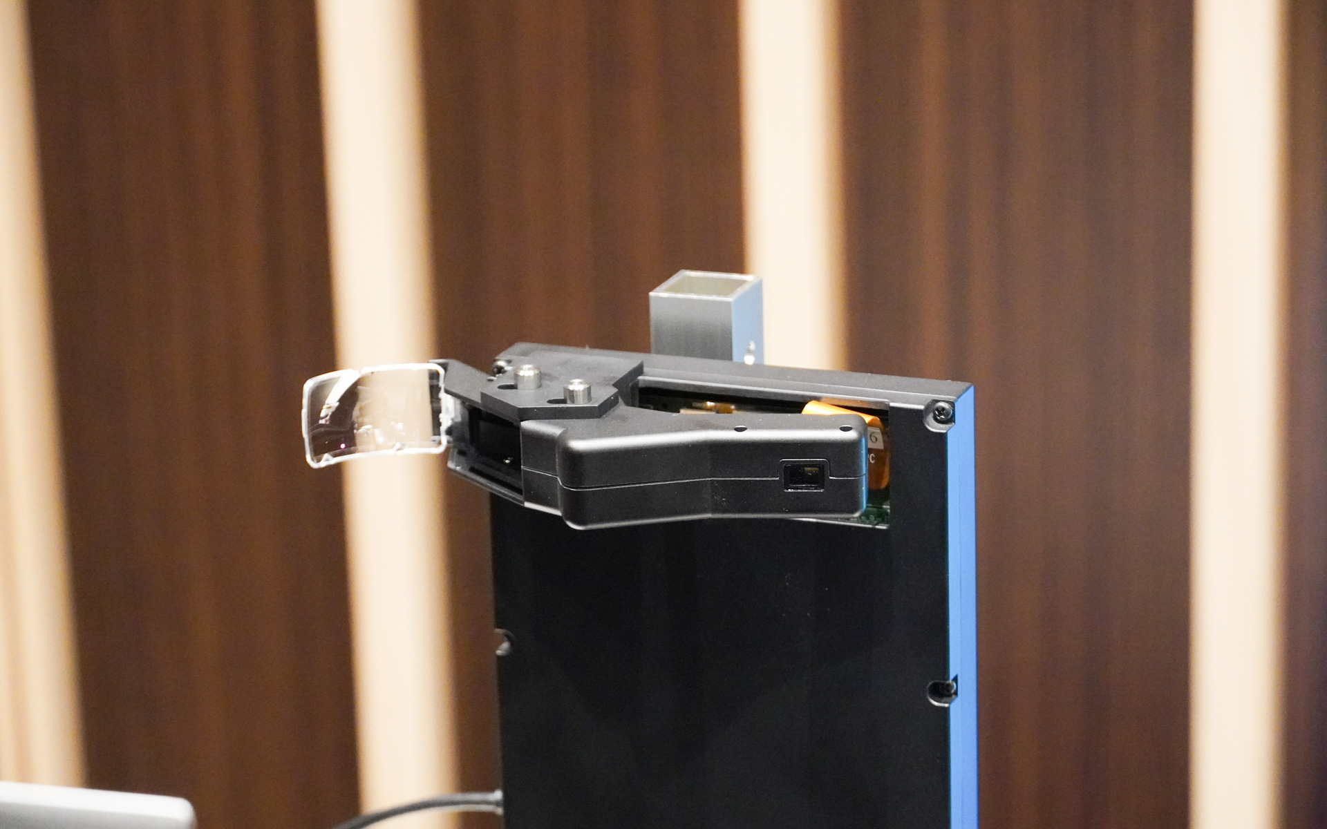 CEATEC 2024に展示予定の網膜走査投影による2K解像度を体験できるアイウェア