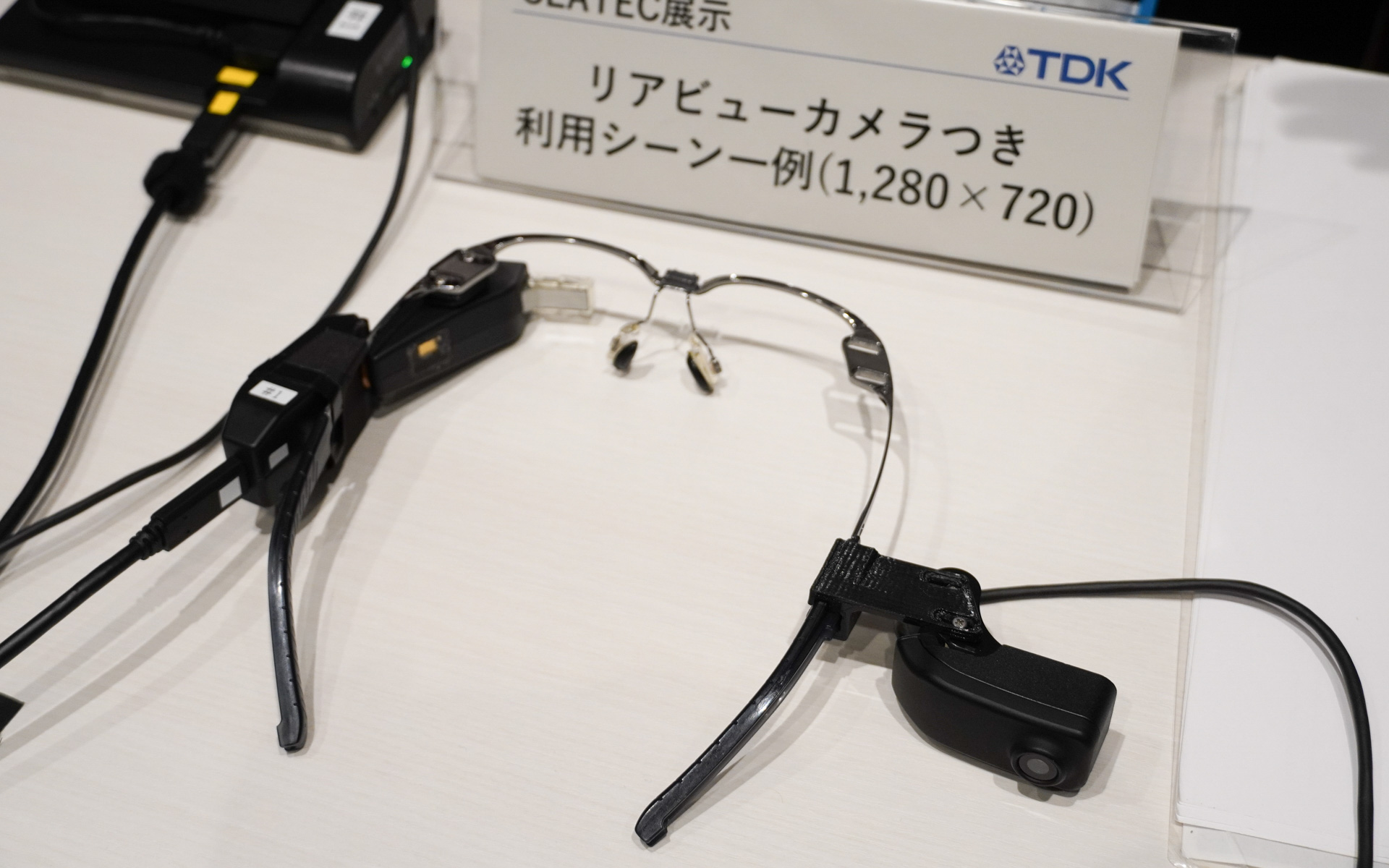 リアビューカメラの映像を重ねて表示できる利用シーンを提案したデモ機