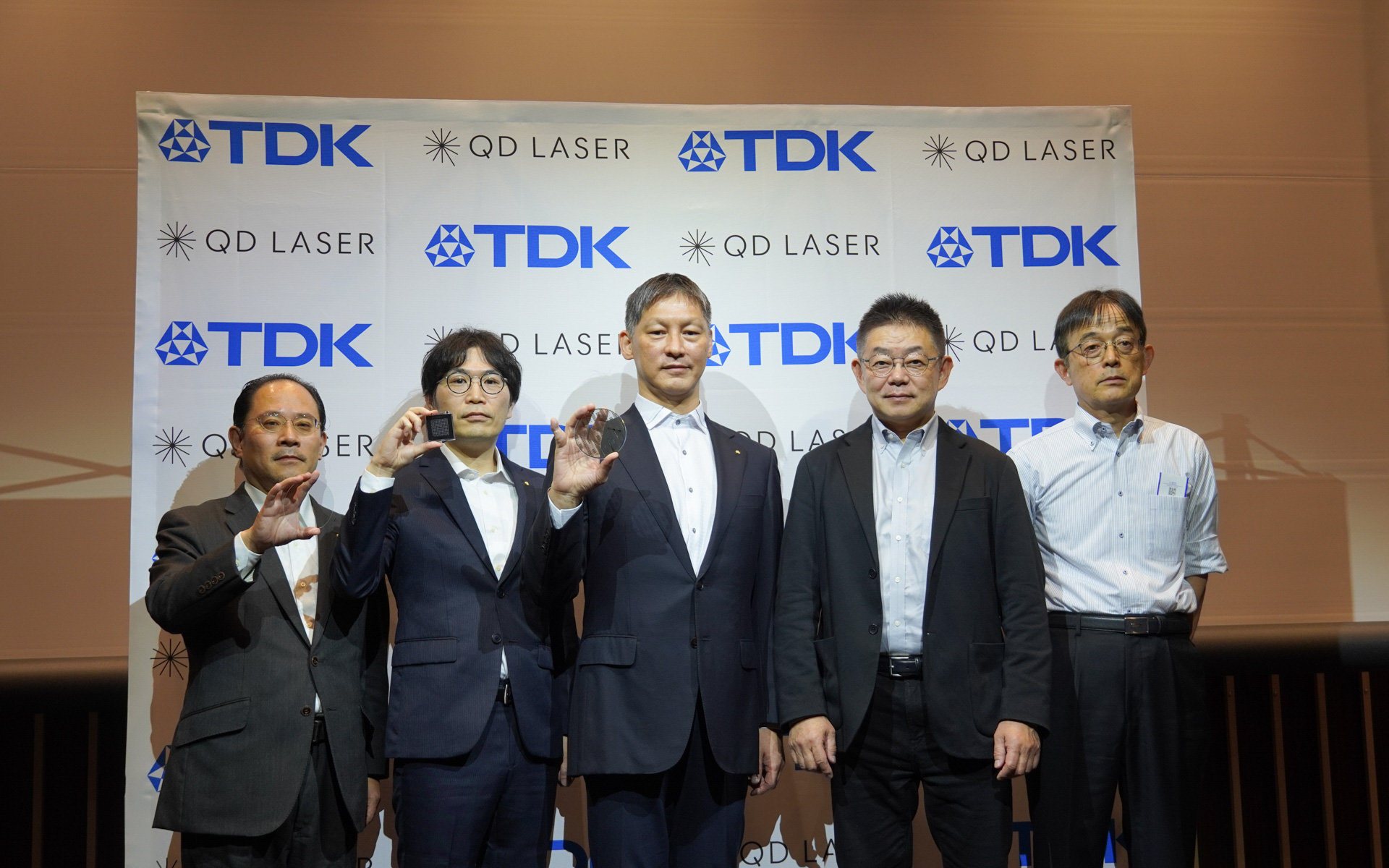 TDKとQDレーザで新開発デバイスを発表した