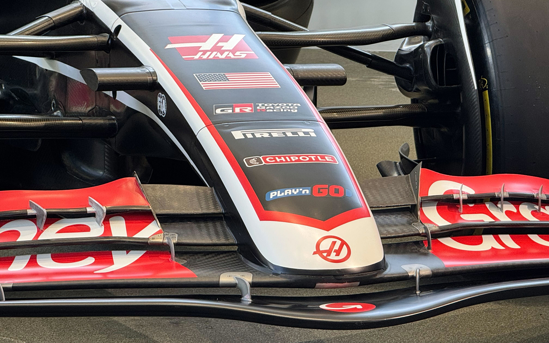 ハースF1のフロントノーズには、TOYOTA GAZOO Racingのロゴが入る