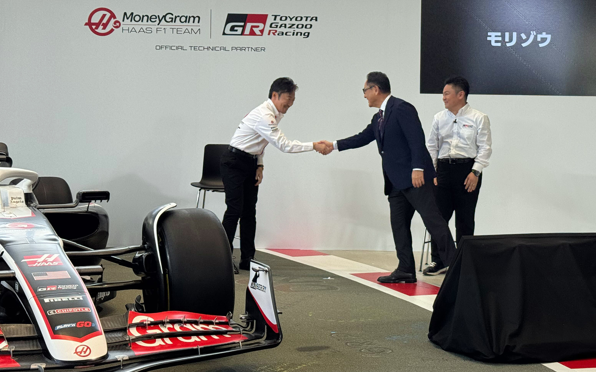 握手するハースF1小松礼雄代表（左）とトヨタ豊田章男会長（右）