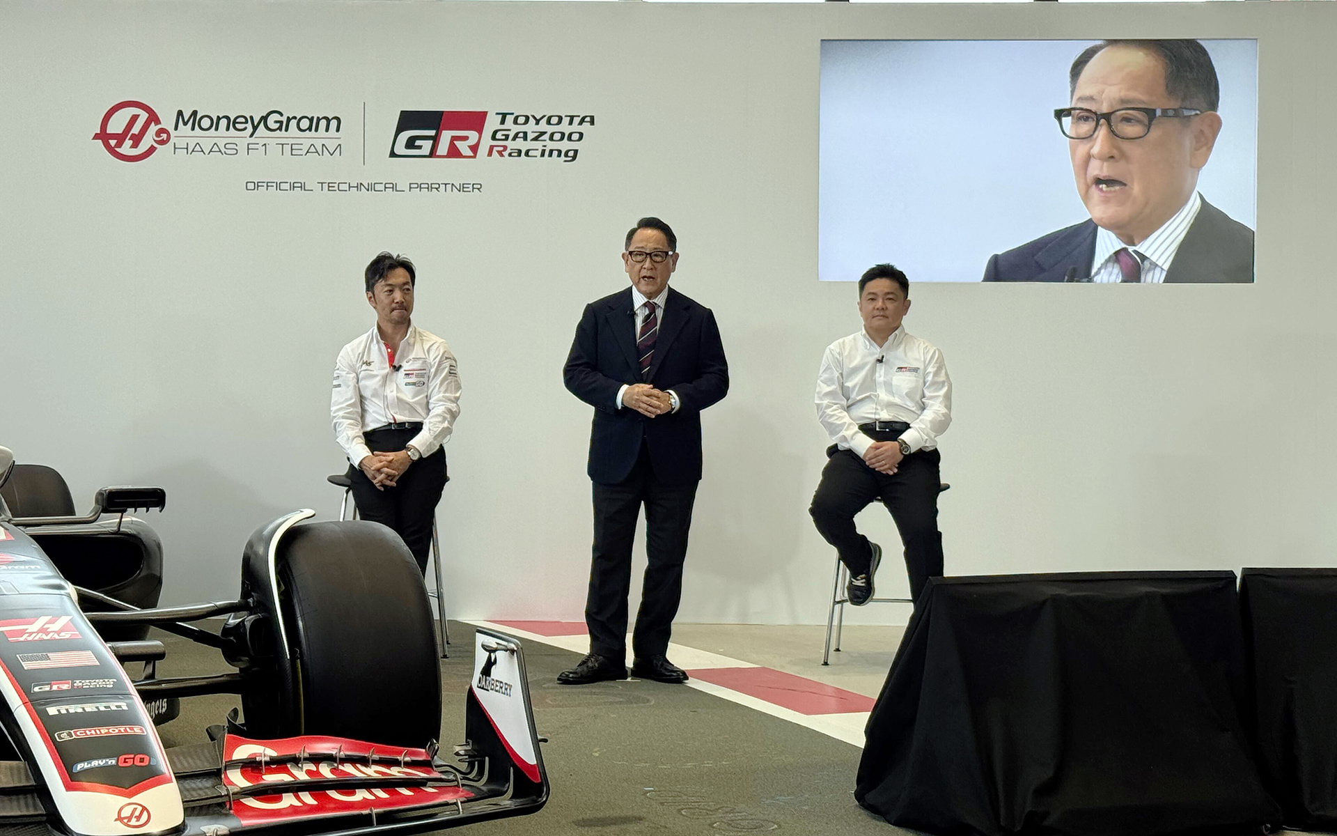 トヨタ豊田章男会長（中央）とハースF1小松礼雄代表（左）、GAZOO Racing Companyプレジデント 高橋智也氏（右）が共同記者会見