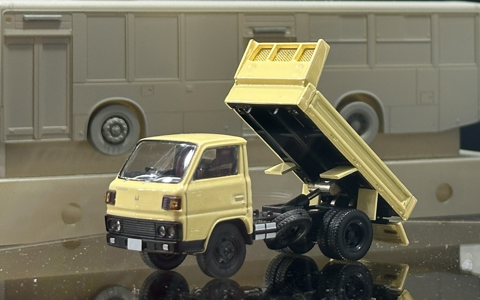 三菱ふそう キャンター ダンプトラック さかなクン仕様（1980年式）