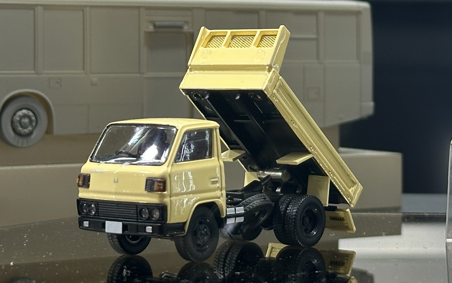 三菱ふそう キャンター ダンプトラック さかなクン仕様（1980年式）