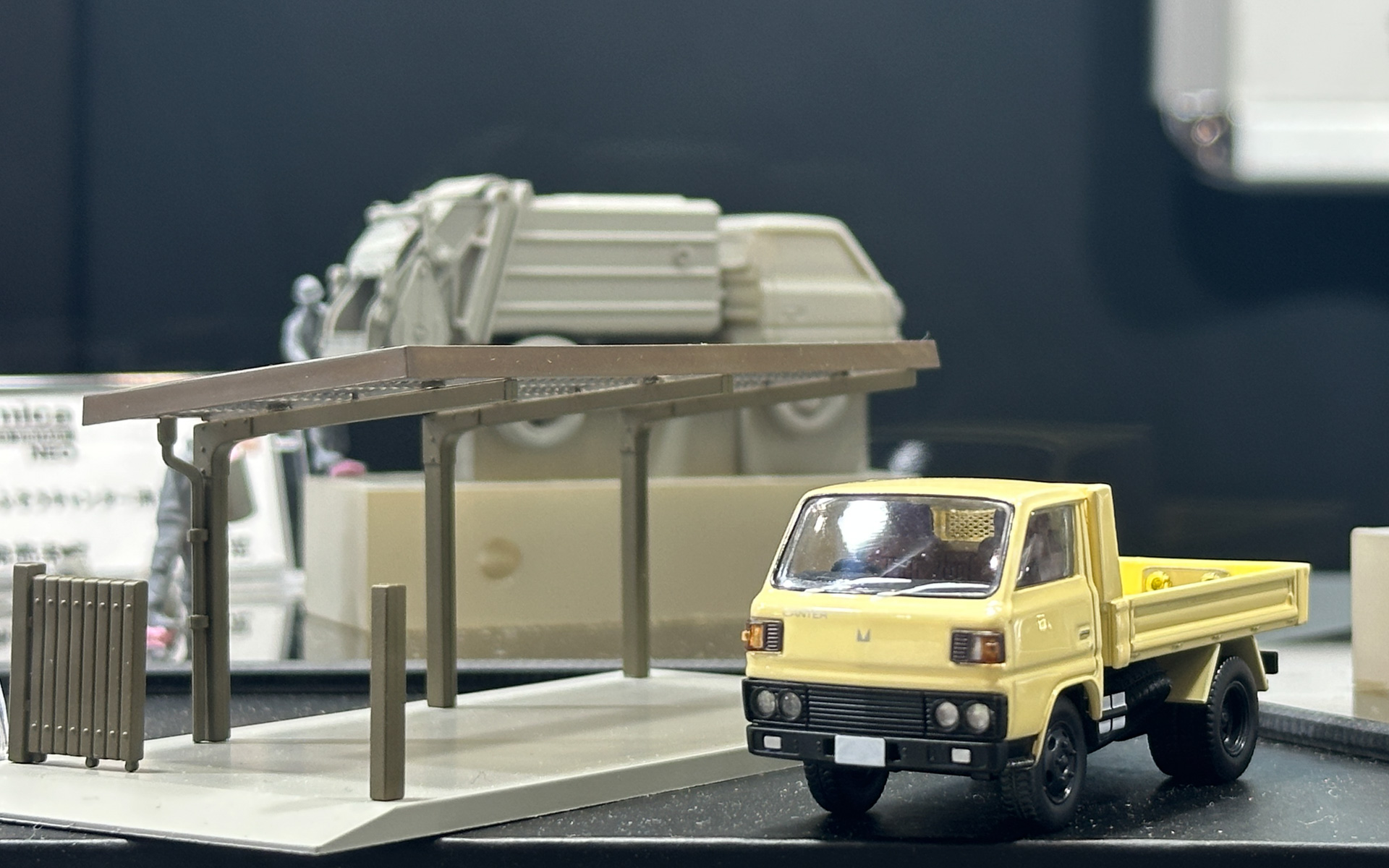 キャンターを駐車するカーポートをイメージした製品も