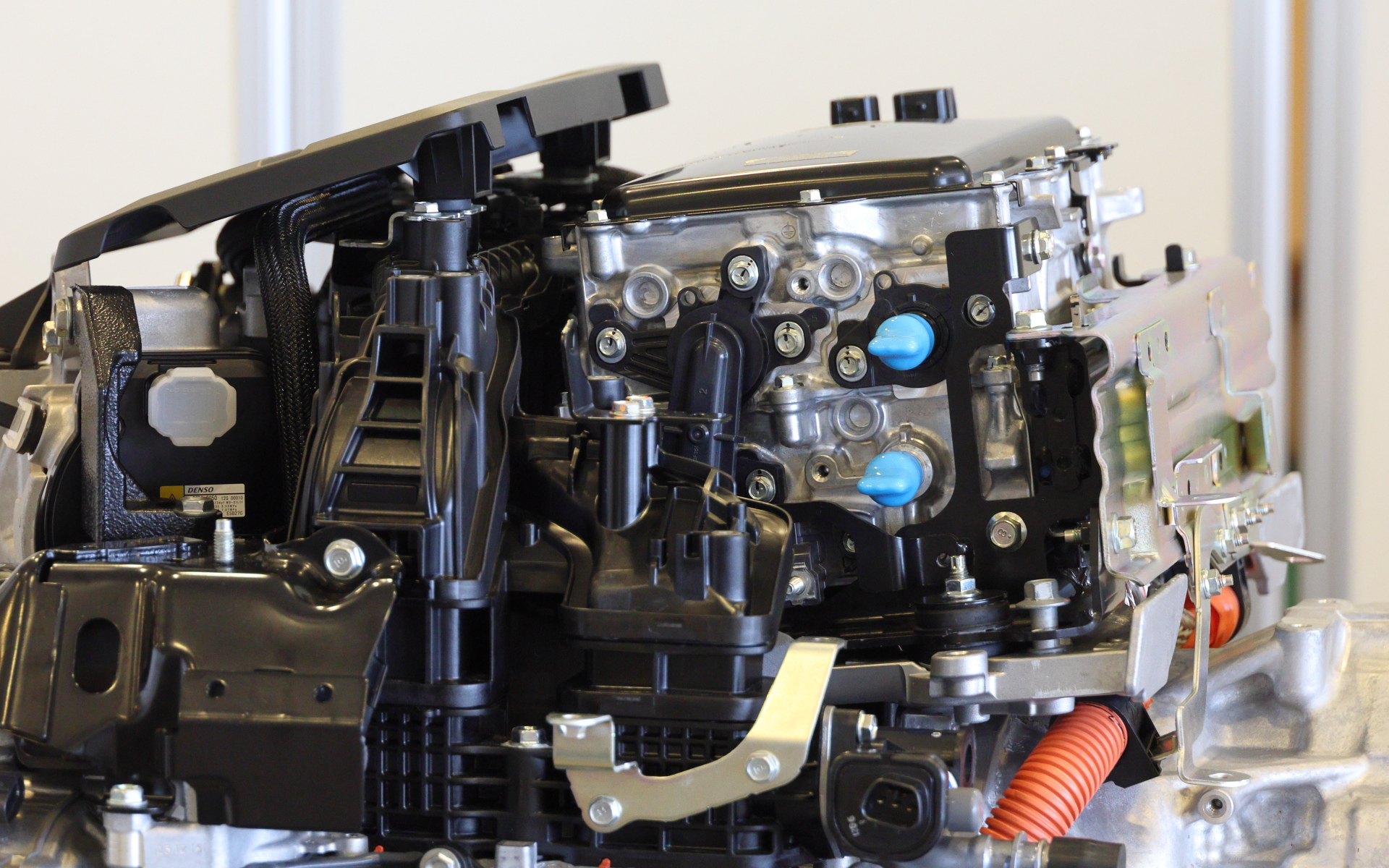 北米用の水平対向4気筒2.5リッター「FB25」型エンジンの上部にPCUを搭載。エンジンのみの最高出力は118kW（160PS）/5600rpm、最大トルクは209Nm（21.3kgfm）/4000-4400rpm。ストロングハイブリッド化することで、さらにモーターの最高出力88kW（119.6PS）、最大トルク270Nm（27.5kgfm）が加わる（数値はプロトタイプのスバル社内測定値）