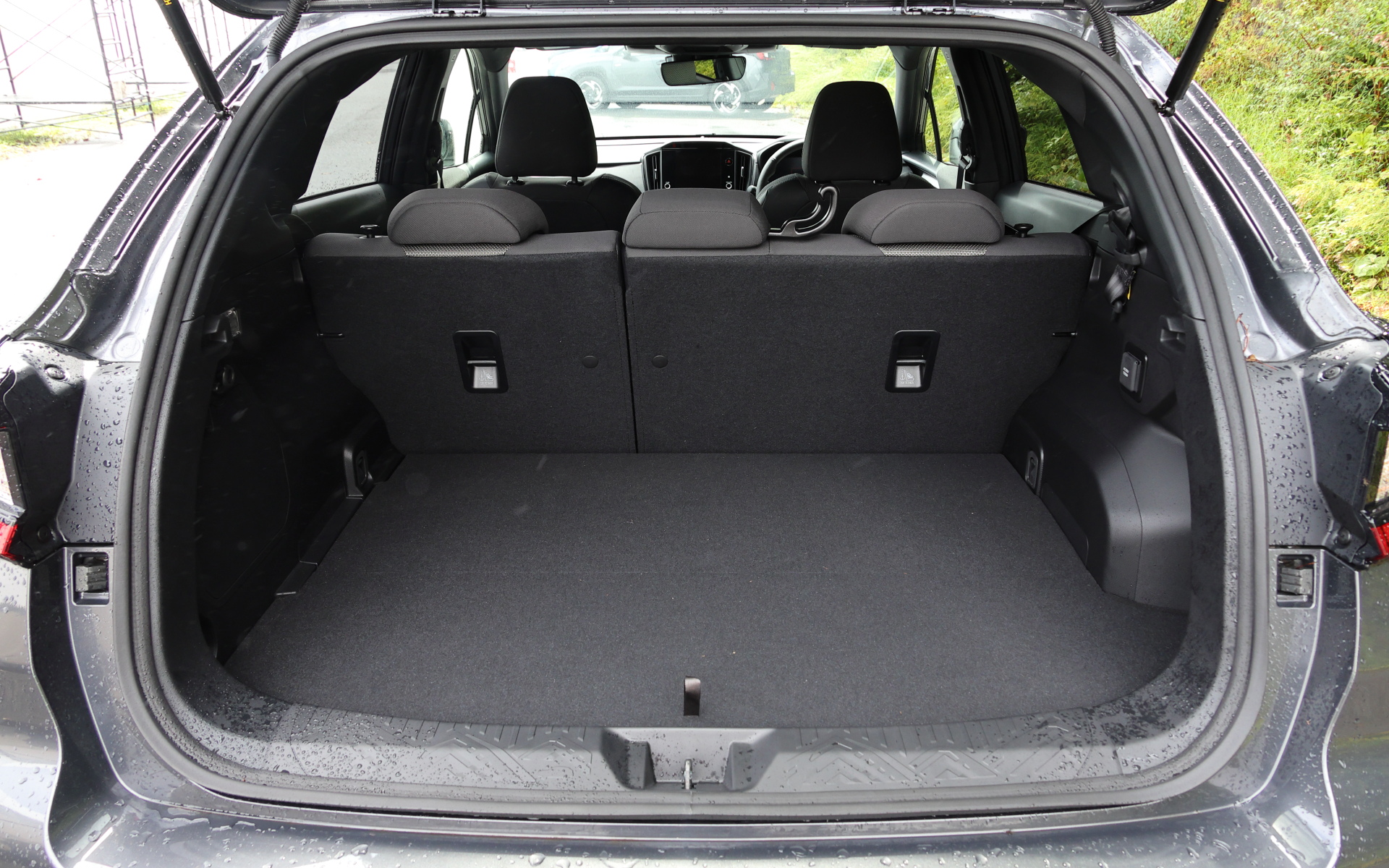 高電圧バッテリを荷室床下スペースにレイアウトしながらも、バッテリケースをSGP（スバルグローバルプラットフォーム）に合わせた最適設計とすることで、床面上昇を最小限に抑えた