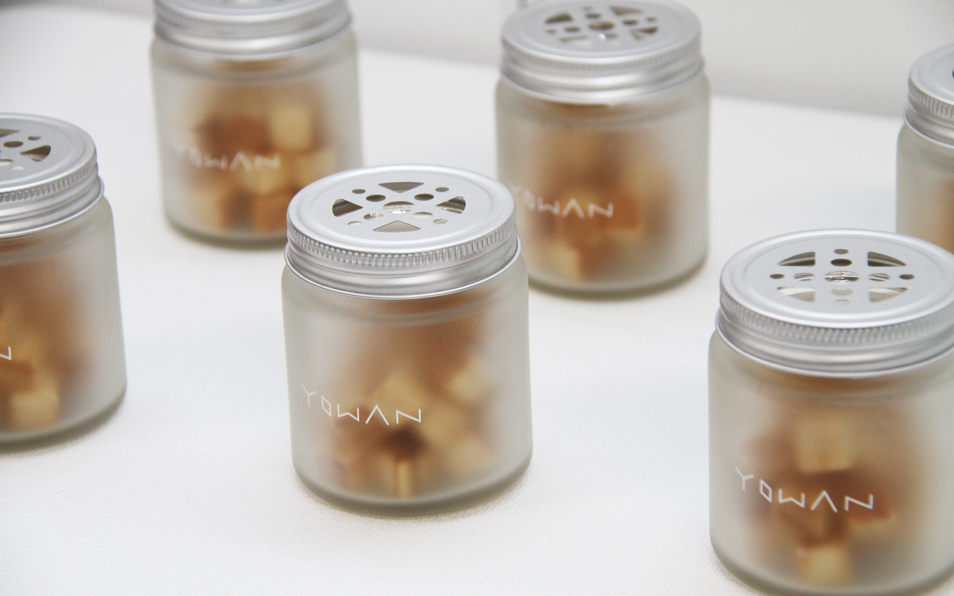 「Air Forest YOWAN車用エアケアキューブ」を実際に試したところ、アロマオイルのようなすがすがしい香りが感じられた