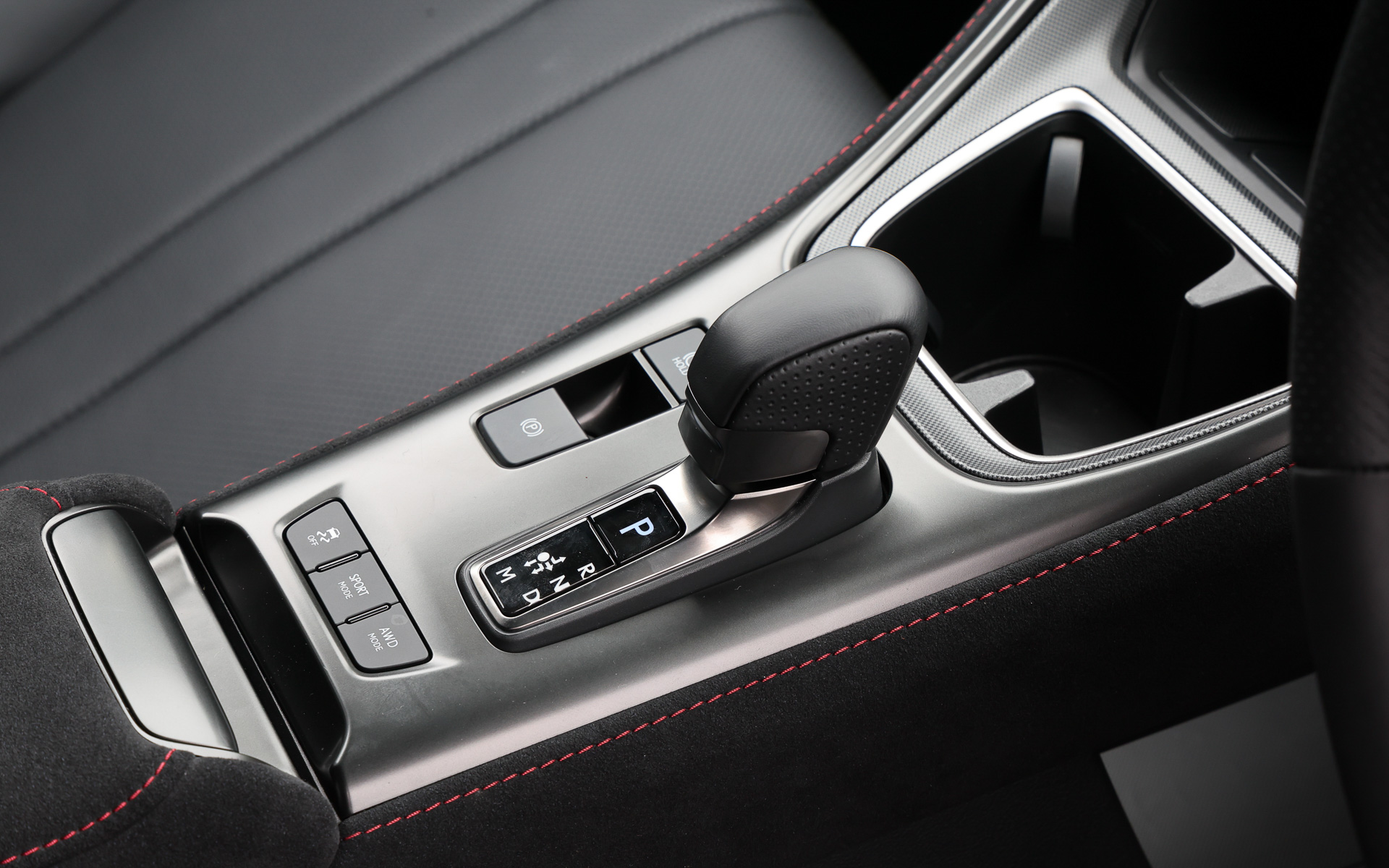 シンプルなATモデルのセレクトレバー。Mモードもあり、シフトパドルで変速する