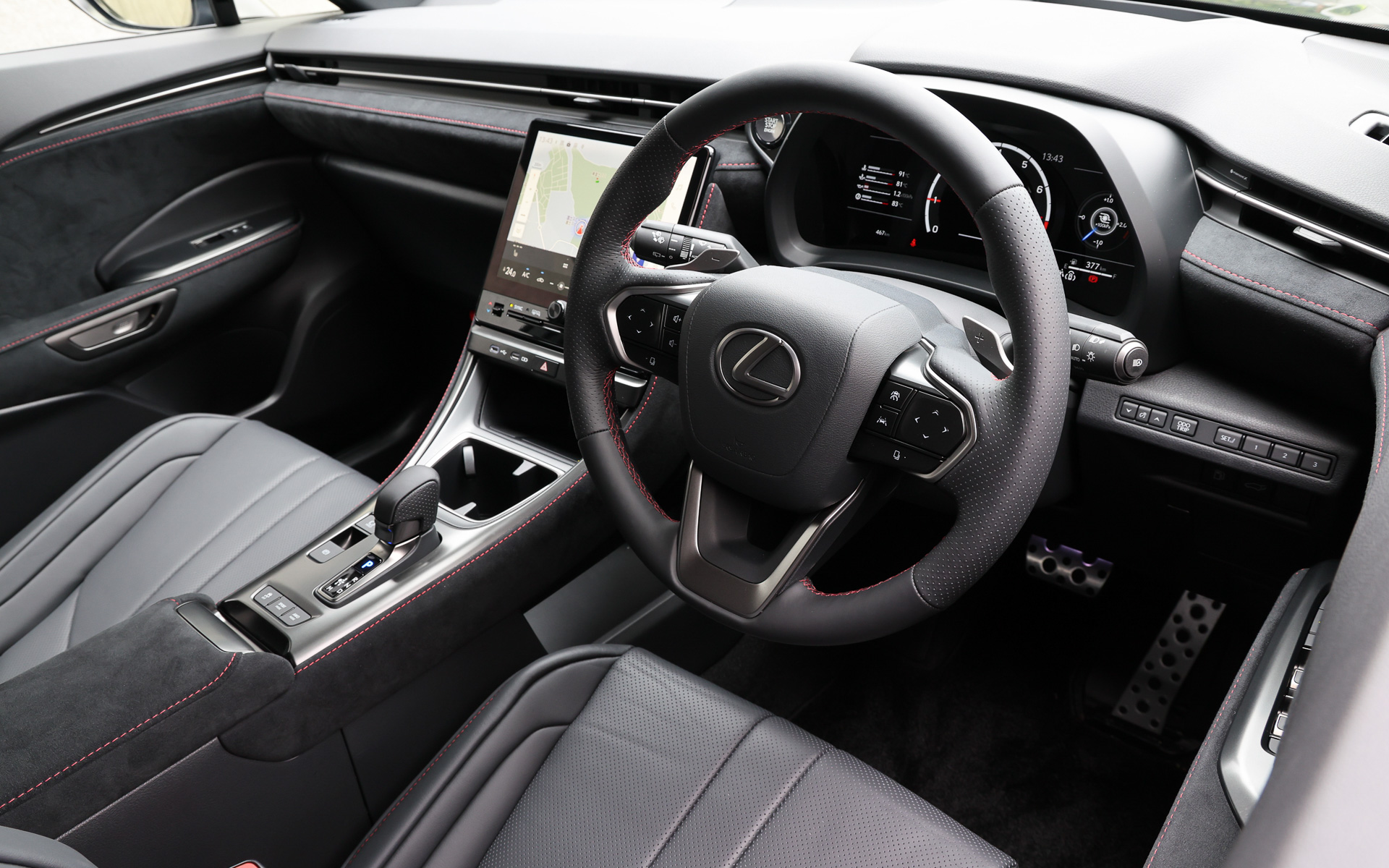 ATモデルのインテリア。ステアリング部にはシフトパドルを備える