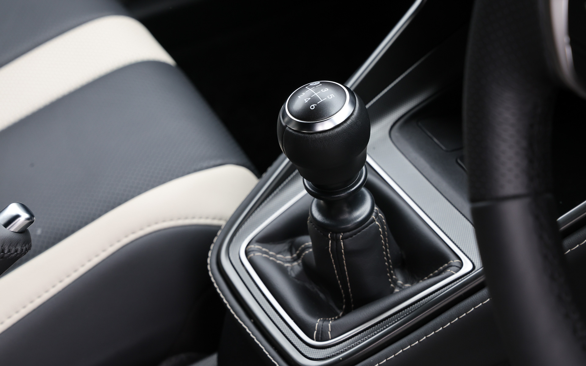 シンプルながら握りやすいMTシフトレバー