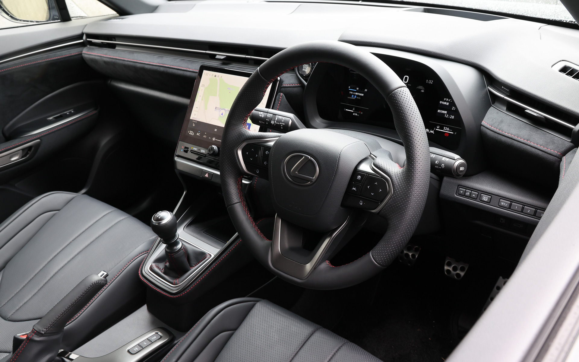 MTモデルのインテリア。レクサスらしい落ち着いた高級感を持つ