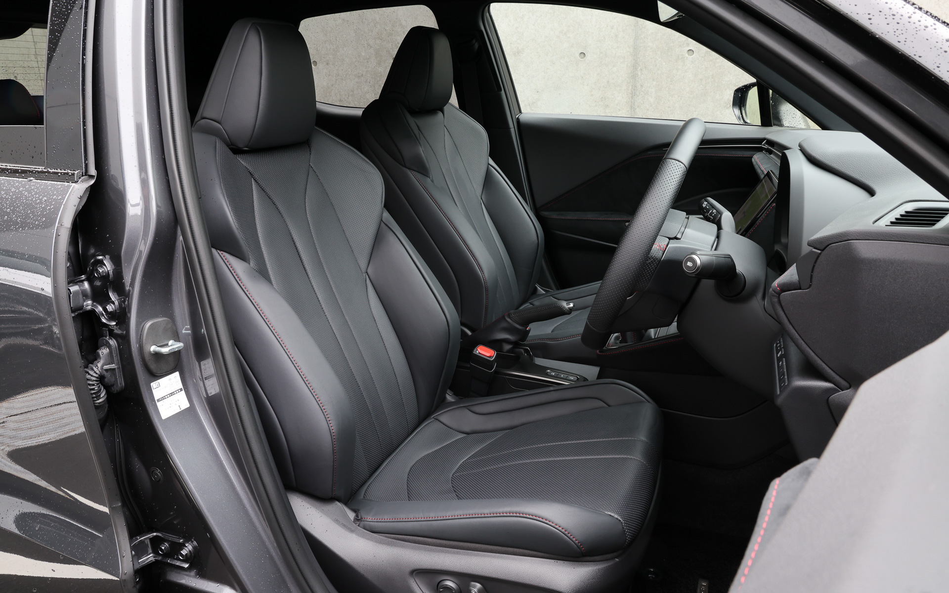 ホールド性のよい前席と、運転席側だけパワーシートがおごられ着座位置が10mm低くなっている