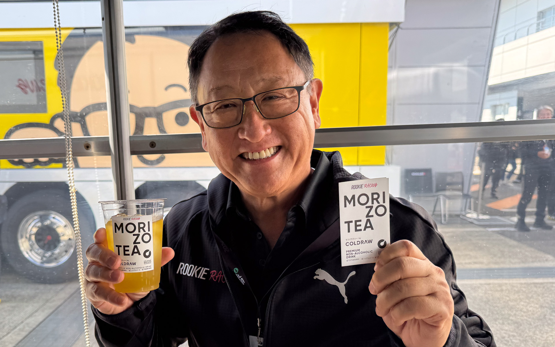 モリゾウ選手こと豊田章男氏お勧めの「モリゾウティー」。モデルを自ら務めてくれた。ちなみに背景の指定もモリゾウさん。商品アピールのツボを心得ている