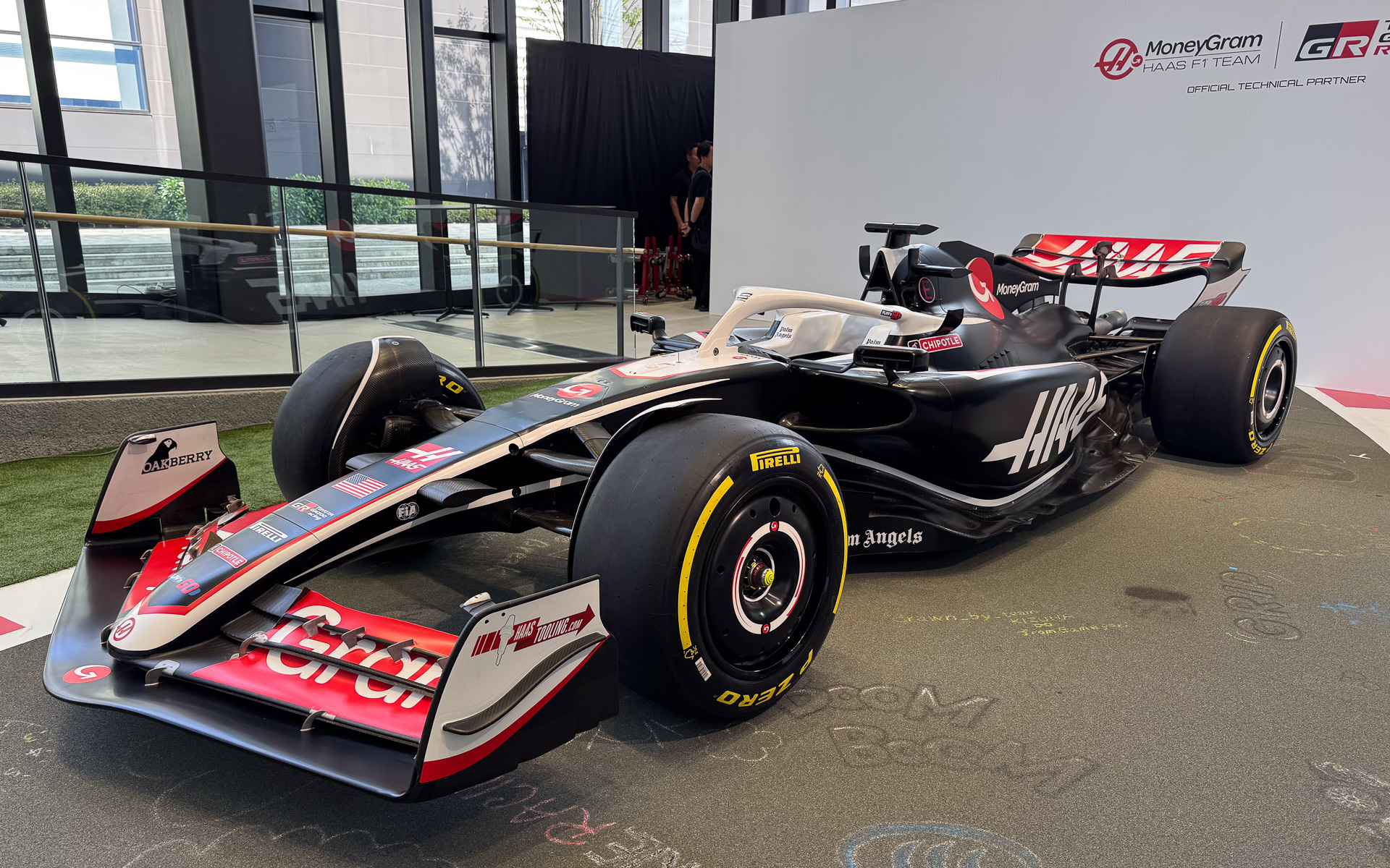 ウェルカムセンターに展示されているTOYOTA GAZOO RacingカラーがほどこされたハースF1