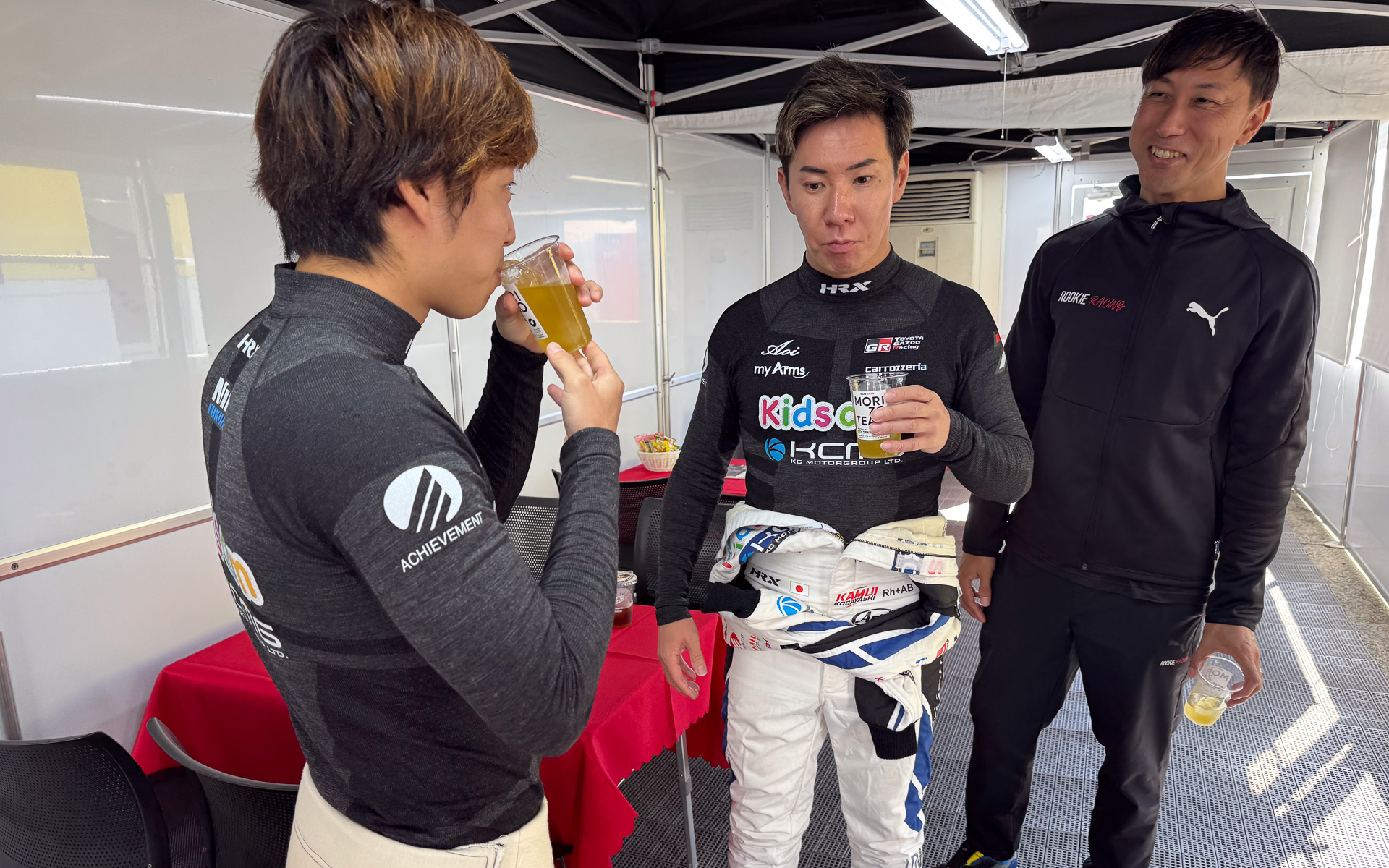 福住仁嶺選手（左）と小林可夢偉選手（中）、石浦監督（右）も試飲中