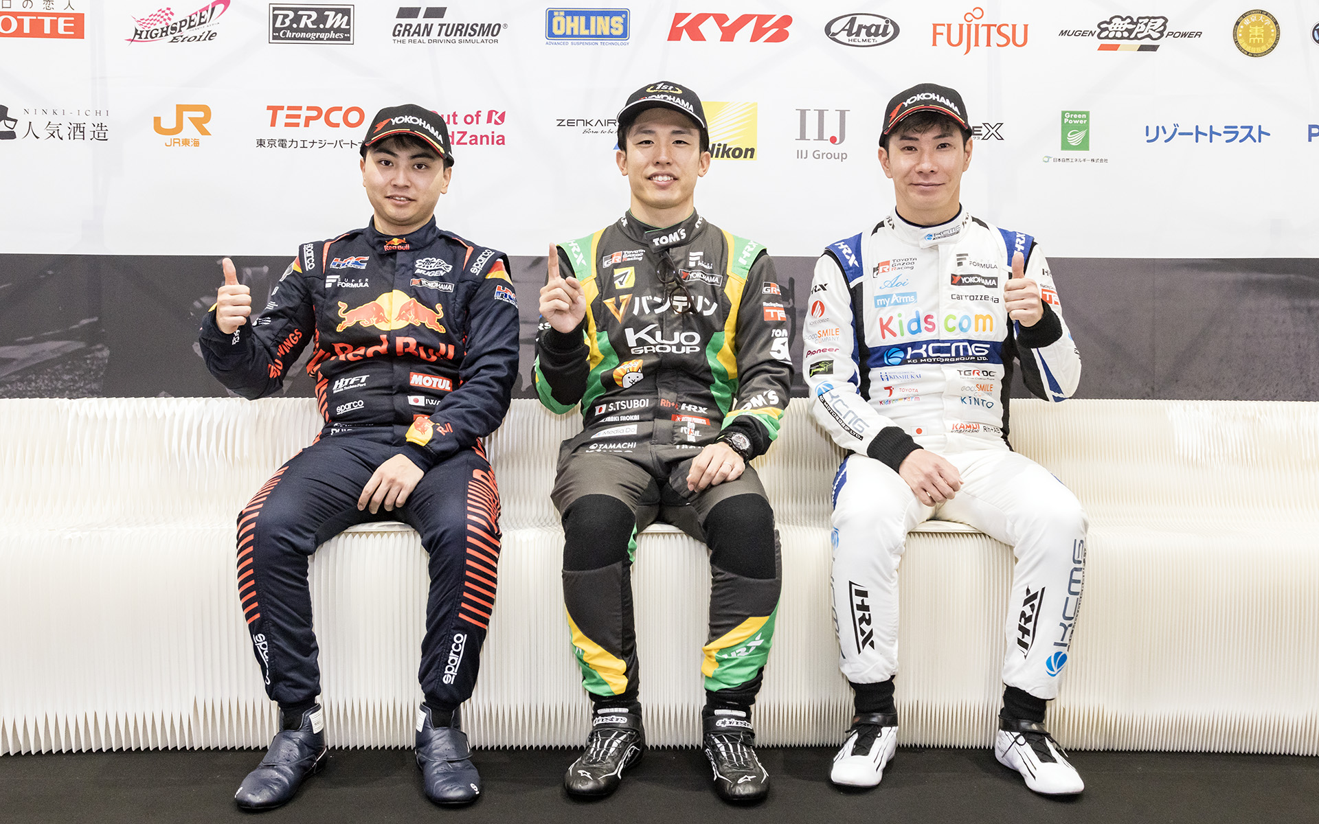 決勝後記者会見。坪井翔選手（中央）、岩佐歩夢選手（左）、小林可夢偉選手（右）