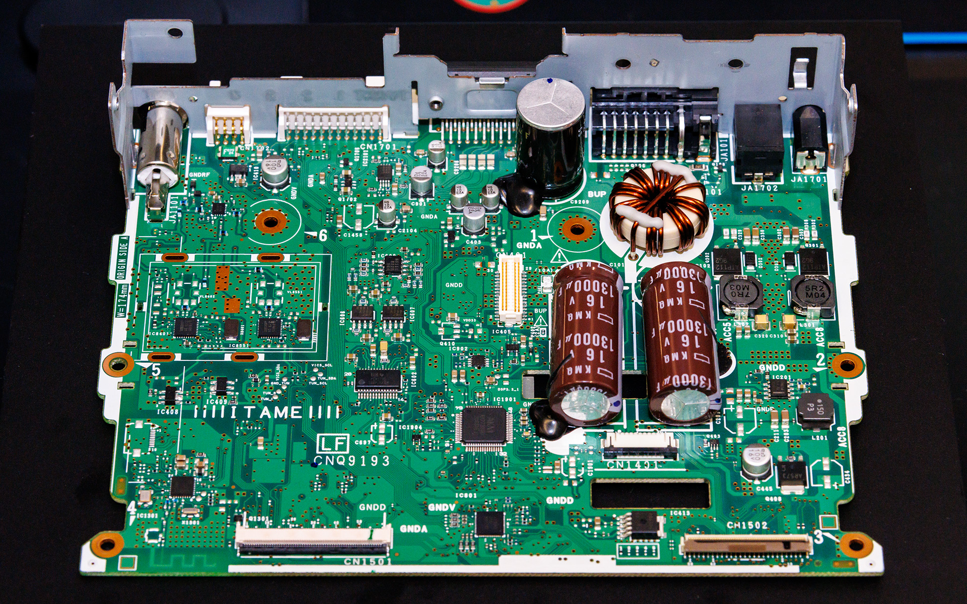 アンプなどを搭載した基板の表と裏。2つの大きなコンデンサの左側、3つ並んでいる8ピンICの上にあるのが「高音質オペアンプ」