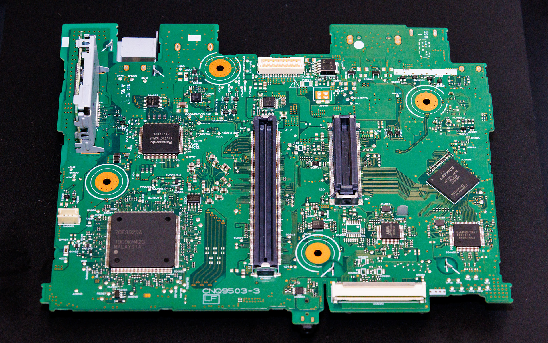 こちらもオーディオ基板。ルネサス製のマイコンやAKM製のDACなどが載っているのが分かる