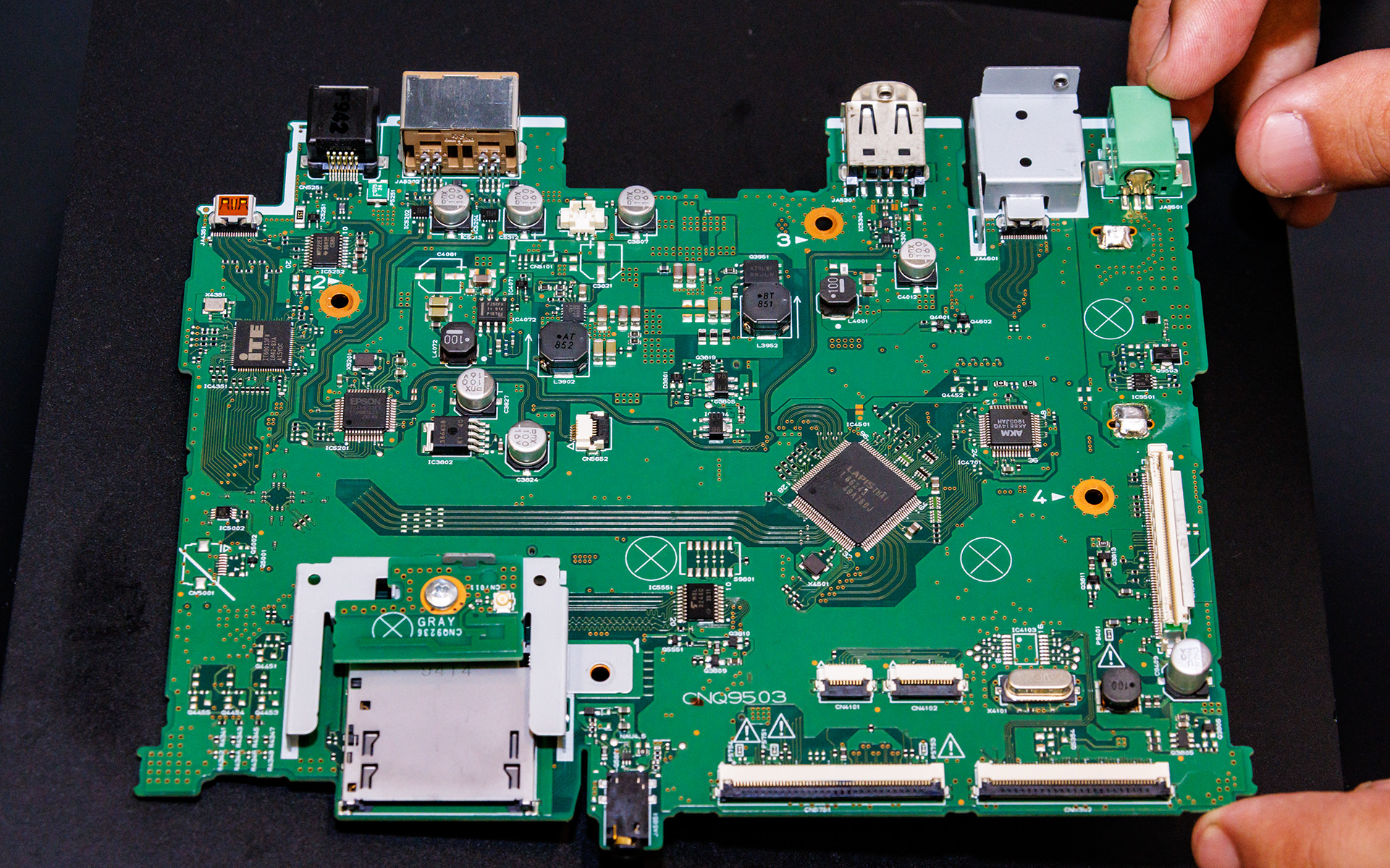 こちらもオーディオ基板。ルネサス製のマイコンやAKM製のDACなどが載っているのが分かる