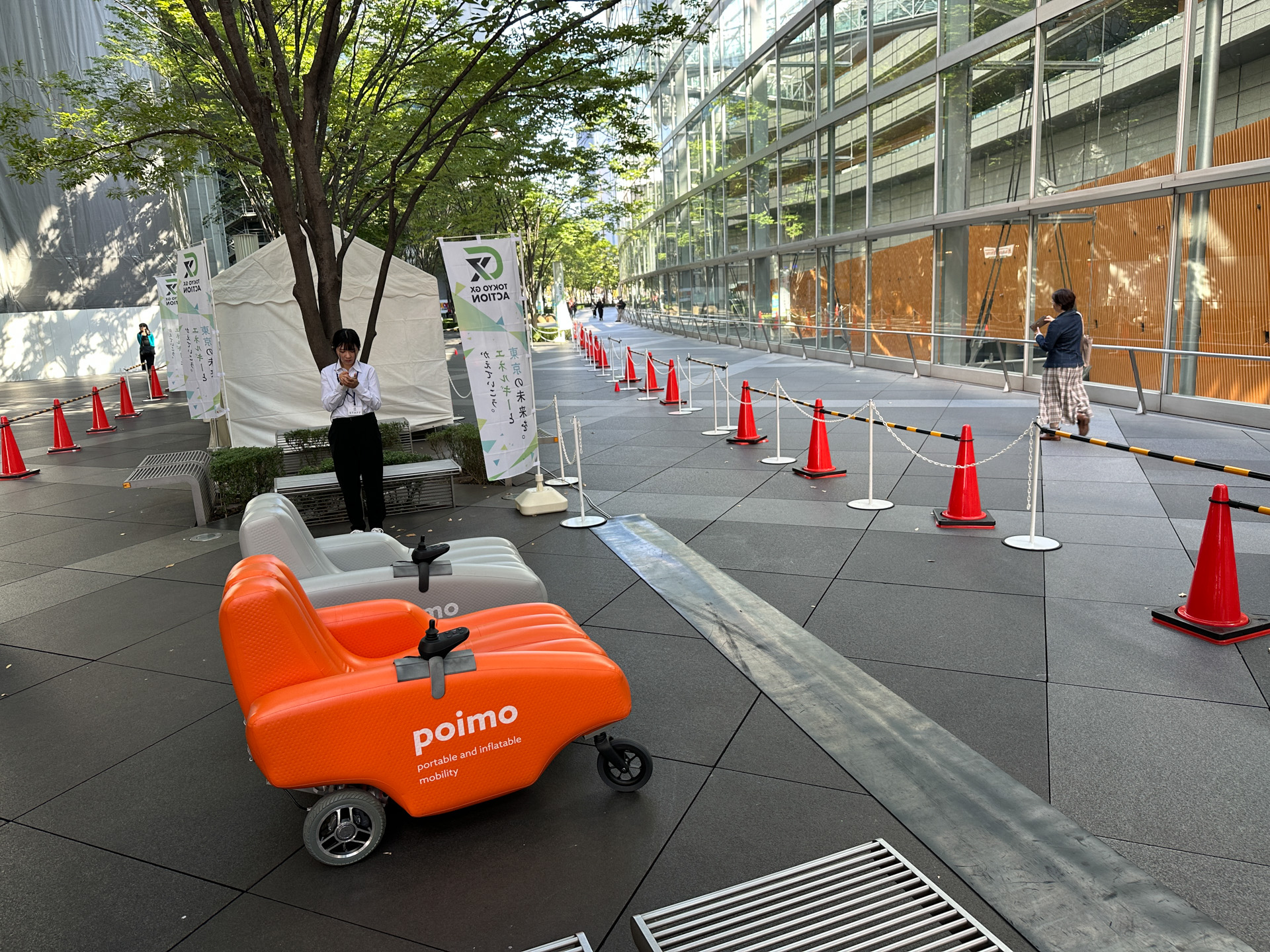 インフレータブル構造（空気圧により膨らむ風船構造）で作られた新しい電動モビリティ「Poimo」の試乗コーナー