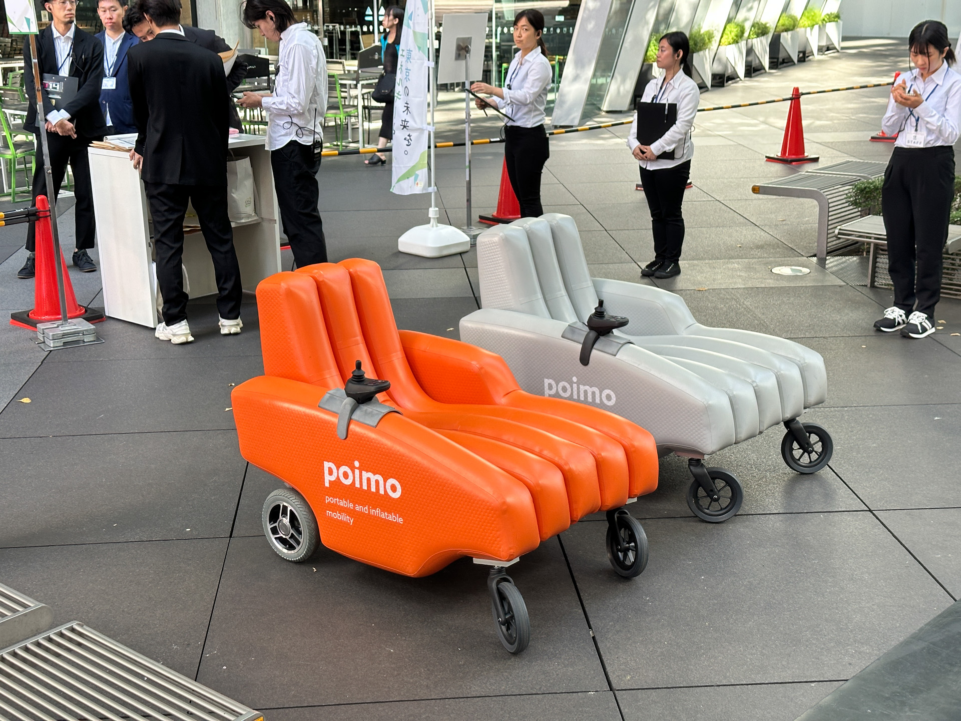 インフレータブル構造（空気圧により膨らむ風船構造）で作られた新しい電動モビリティ「Poimo」の試乗コーナー