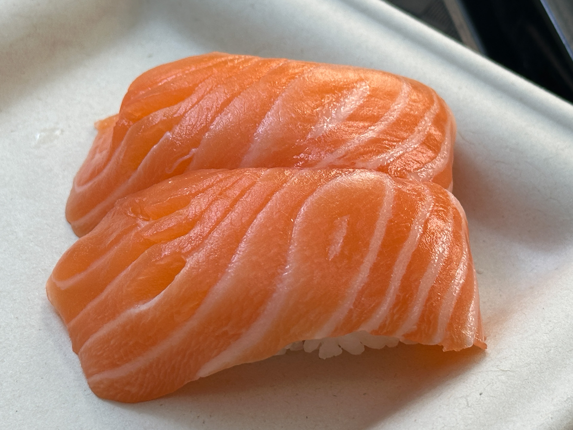 屋外のキッチンカーではGXに取り組むフードを食べられる