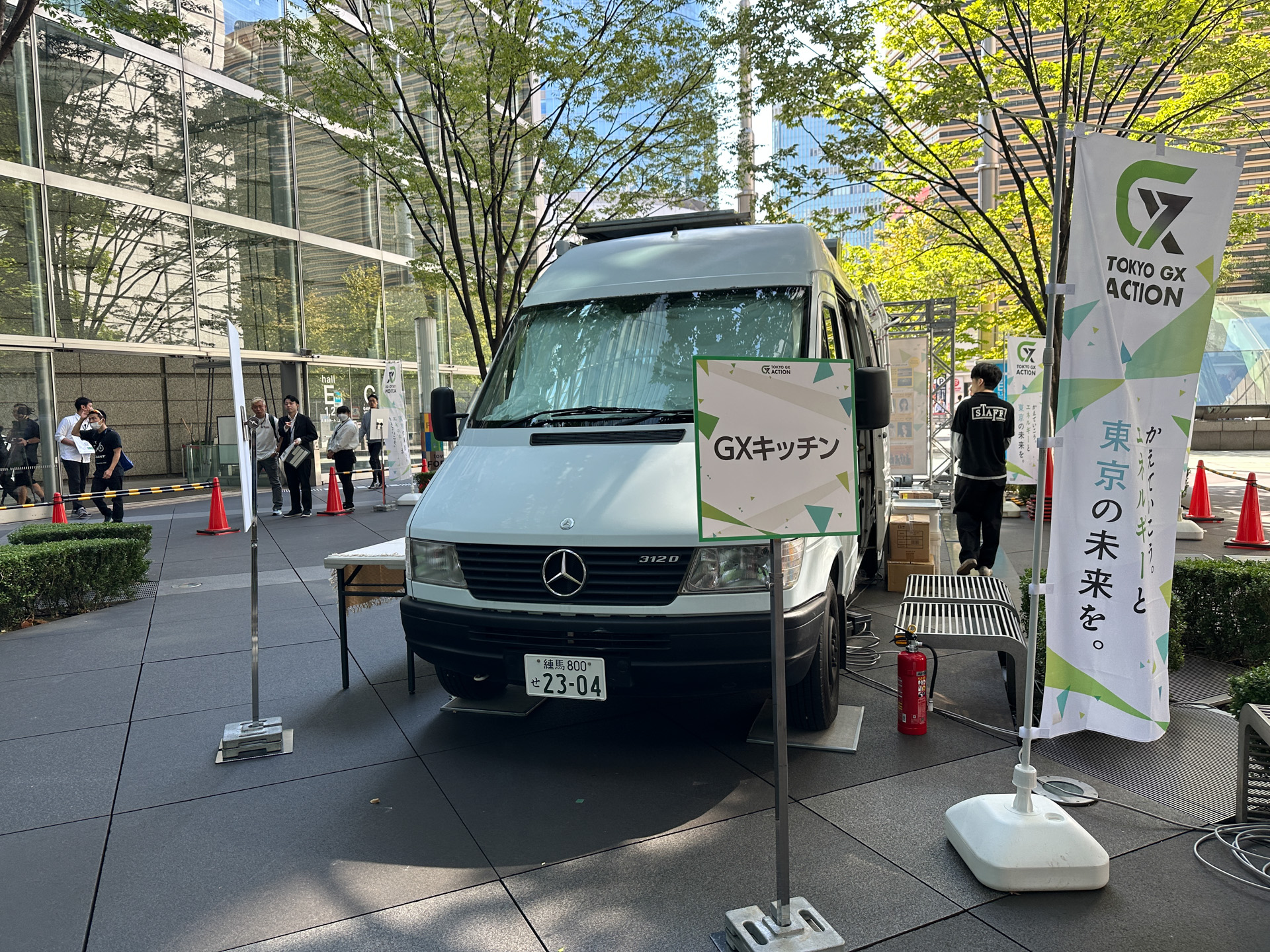 屋外のキッチンカーではGXに取り組むフードを食べられる