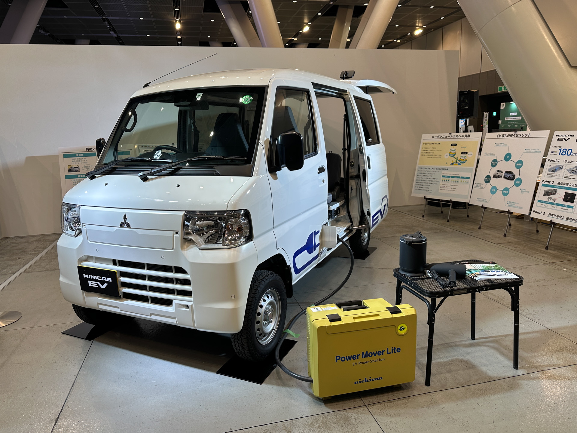 三菱自動車は軽EV「ミニキャブ EV」と同車両の給電システムの活用例を示した