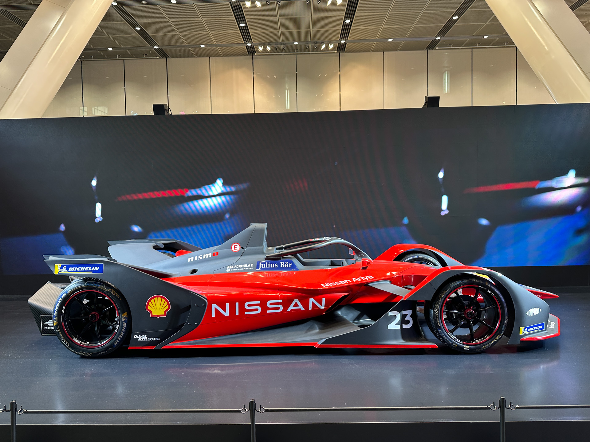 フォーミュラE東京大会をアピールするため日産自動車のフォーミュラEマシンを展示