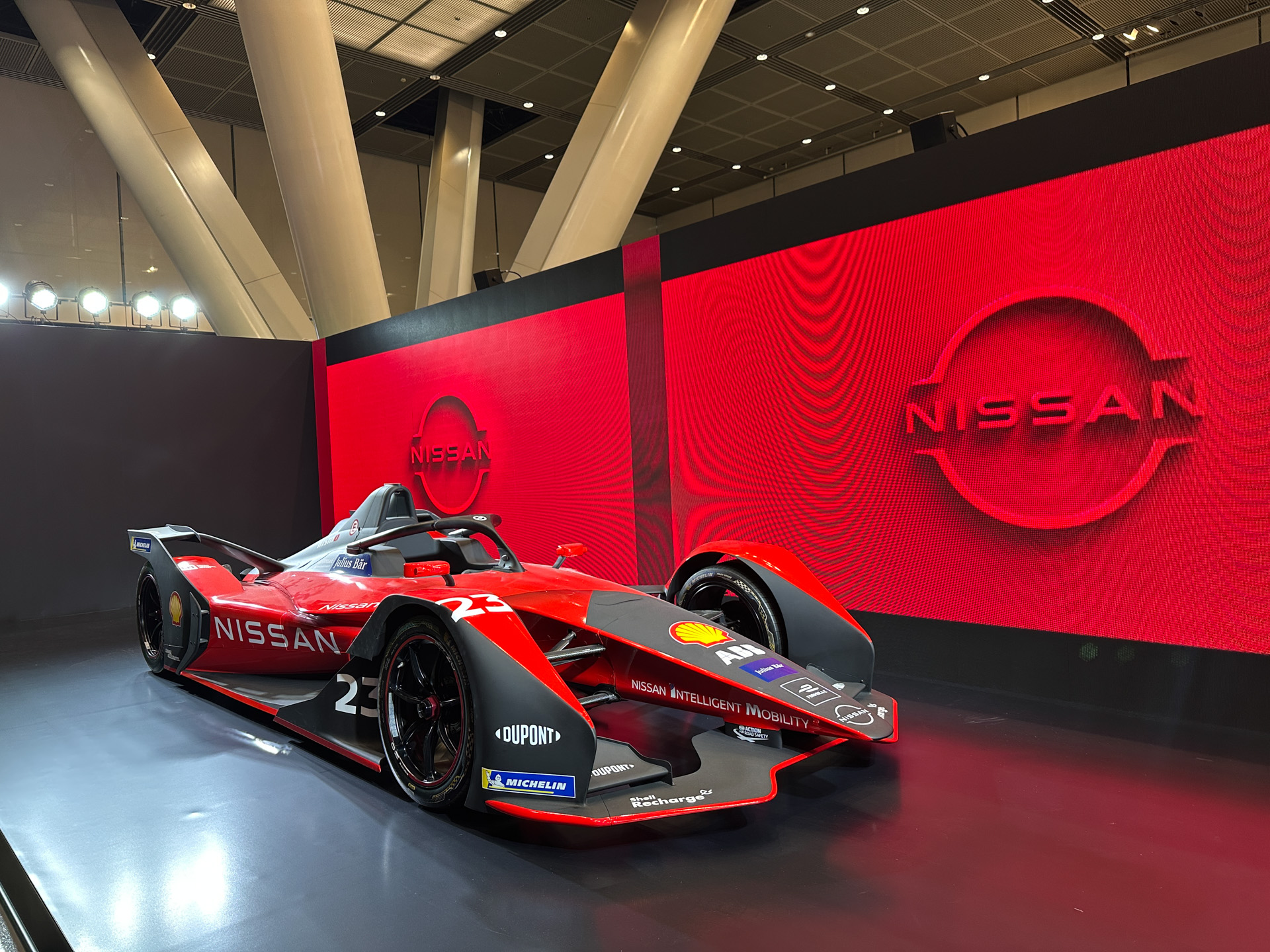 フォーミュラE東京大会をアピールするため日産自動車のフォーミュラEマシンを展示