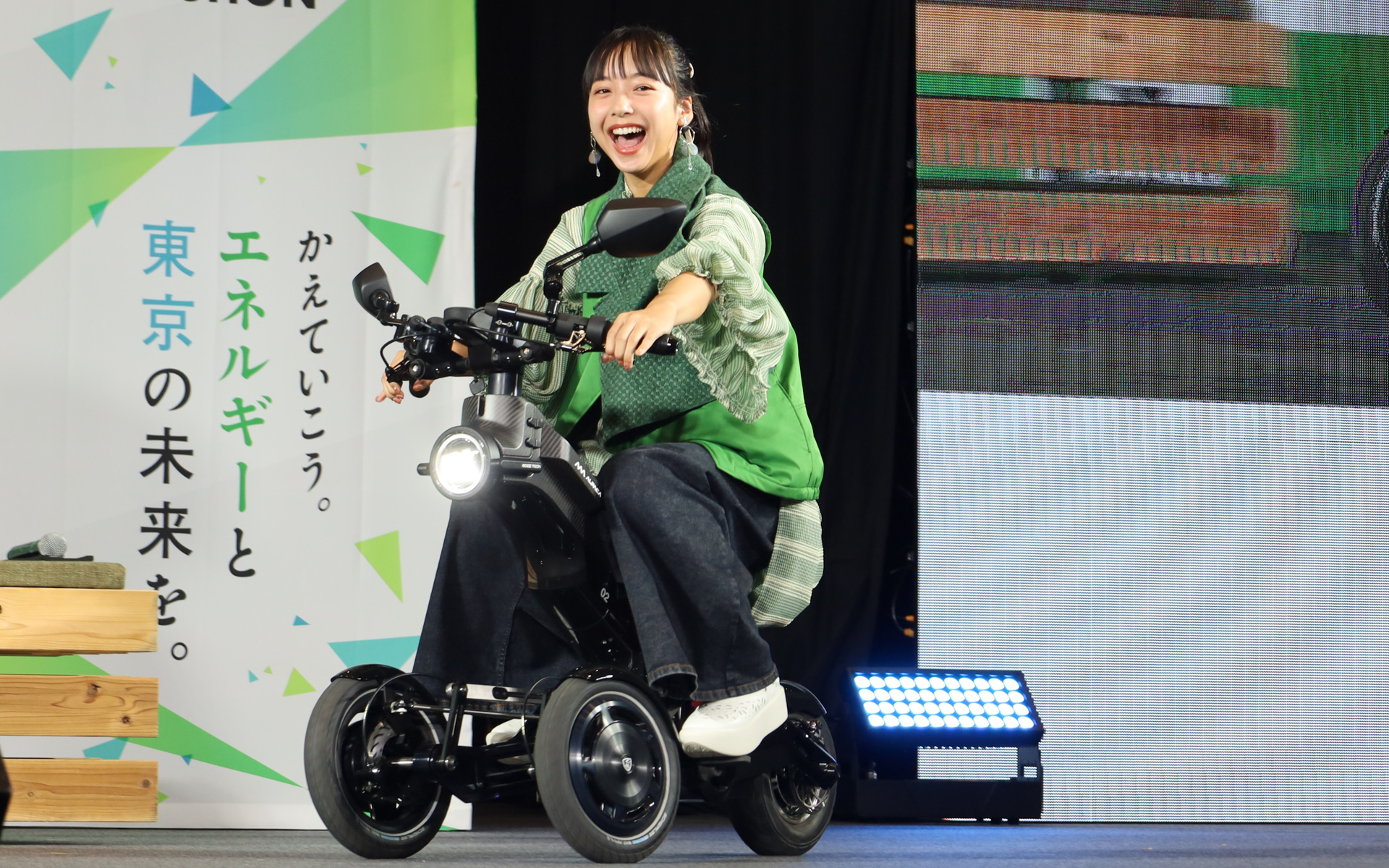 「TOKYO GX ACTION」公式アンバサダーに就任した山之内すずさんが3輪電動バイクに乗って登場