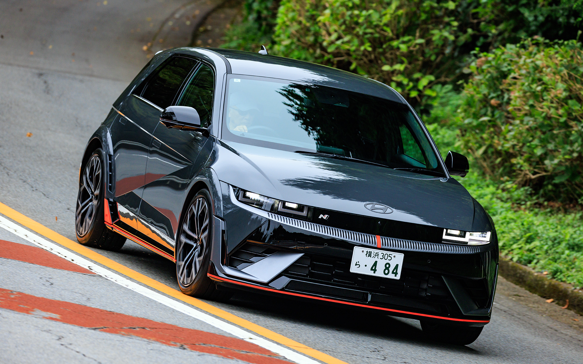 N Active Sound＋モードでは、車内外のスピーカーからエキゾーストノートを奏で、エンジン車を運転しているかのような走行体験ができる