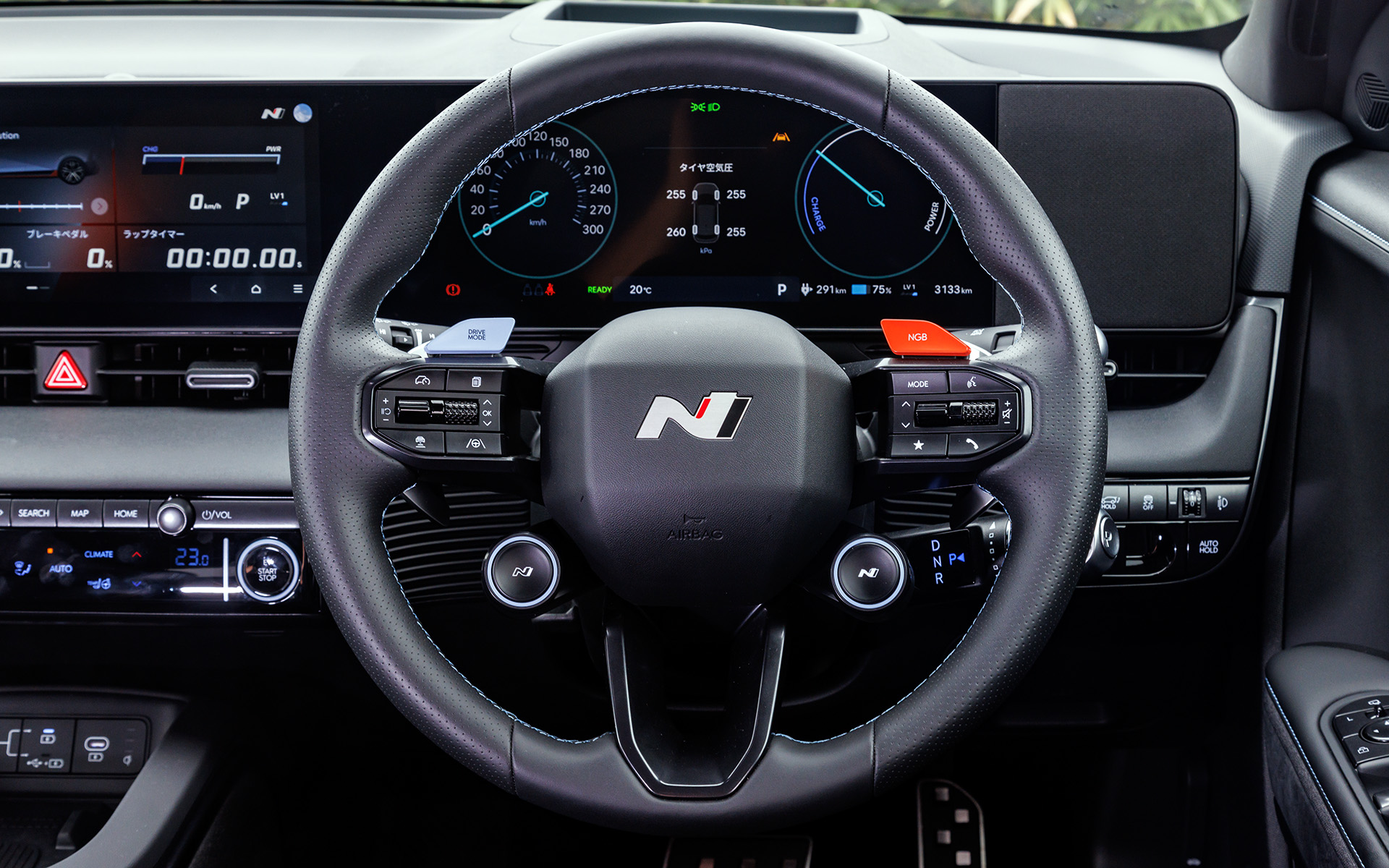 スポーク右上にある赤いボタンが10秒間だけ出力を向上するNGB(N Grin Boost)ボタン。左上にある水色のボタンはドライブモードの切り替えボタン。右下にあるNボタンは、「N e-Shift」「N Launch Control」「N Drift Optimizer」「N Pedal」「N Torque Distribution」「N Race(Sprint/Endurance)」「N Battery Pre-Conditioni ng(Drag/Track)」「N Active Sound+」など、Nモードに関する設定を呼び出す「N Functions」ボタン。左下にあるNボタンは、自分好みにカスタマイズした専用の「Nモード」に瞬時に切り替えられるボタン