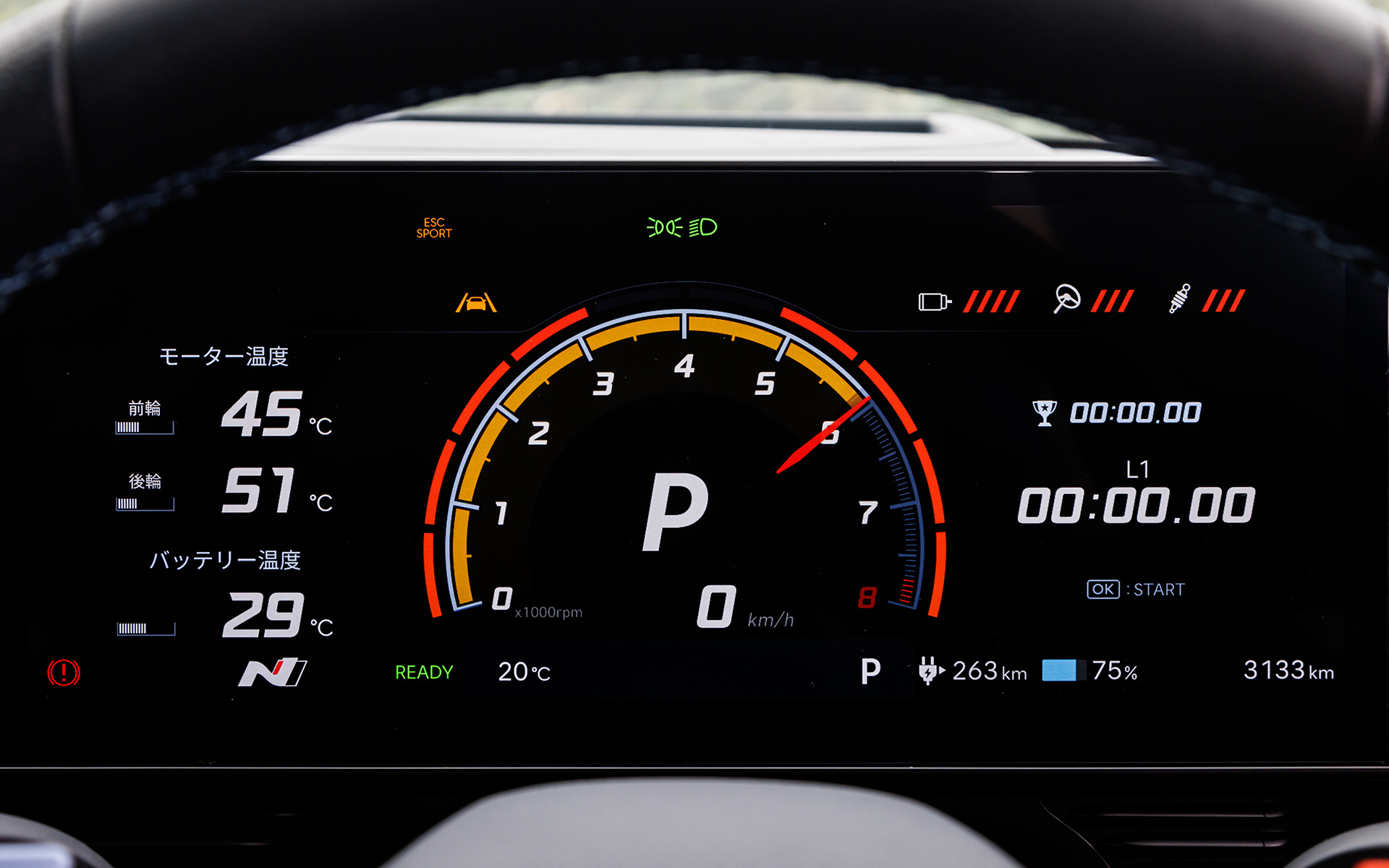 エンジンは搭載していないが、エンジン車風の空ぶかしができる遊び心のあるモードもある