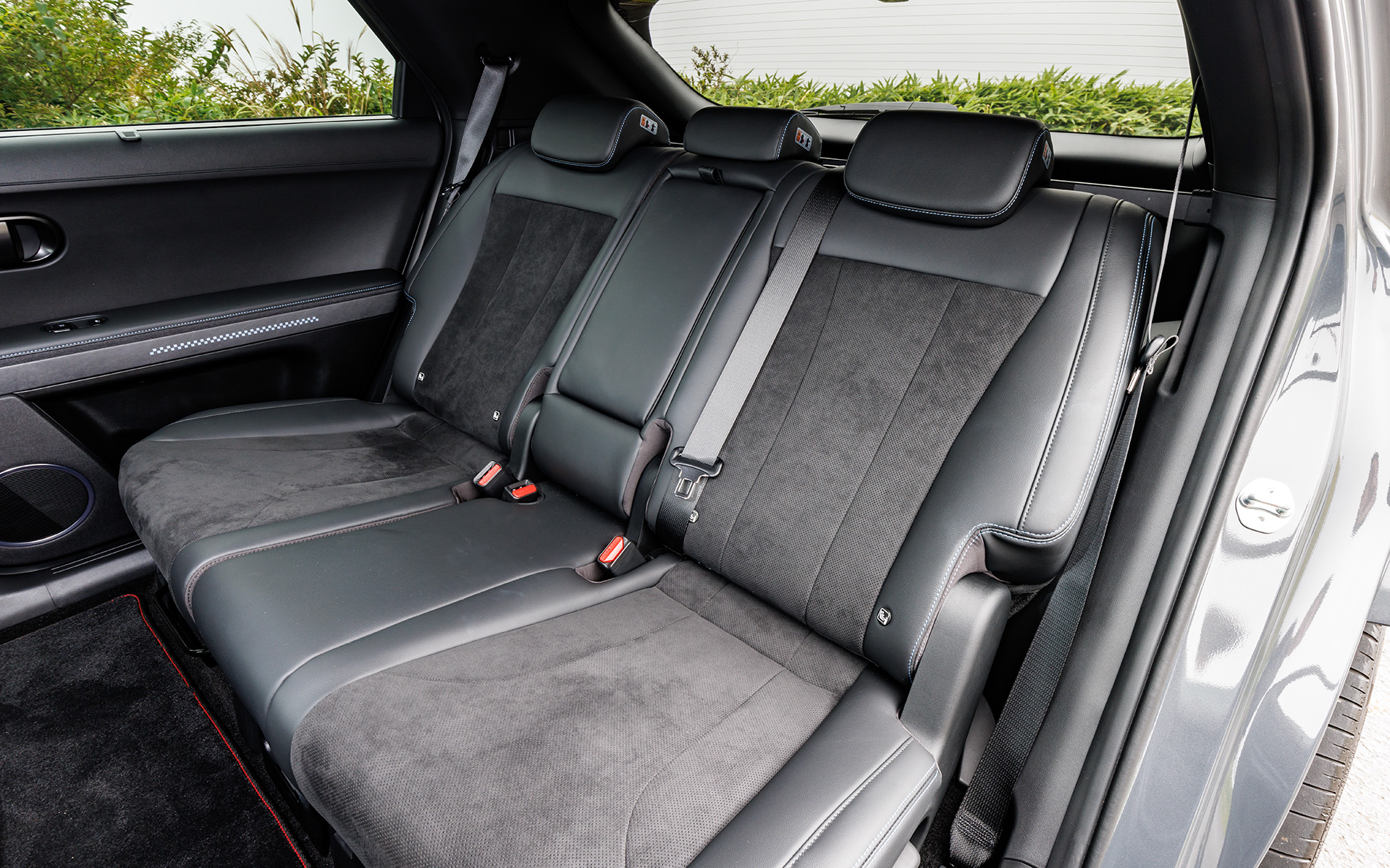 シートはヘッドレスト一体型のアルカンターラ＋本革仕様で、プレミアム感と機能性を併せ持つN専用タイプ。ステアリングホイールやドアトリム、アームレストなどはパフォーマンスブルーアクセントが施されるほか、Nエンブレムウェルカムライトも搭載