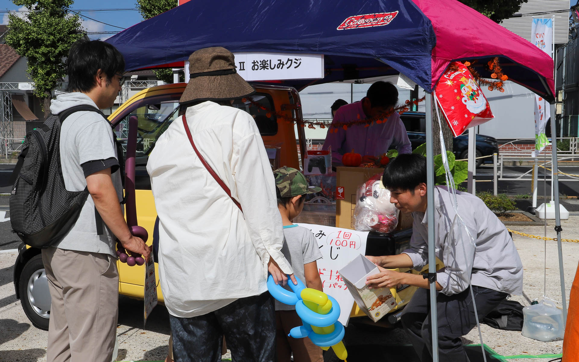 「ミゼットII」の荷台を活用したくじびき。子供たちに大人気となっていた