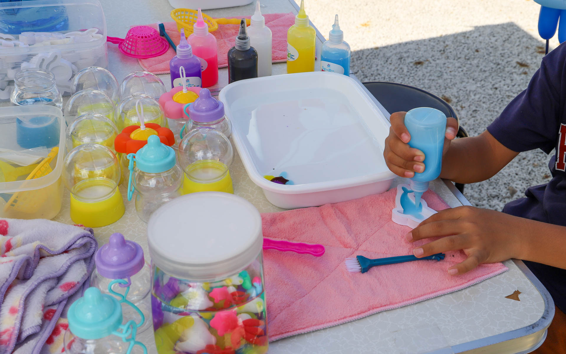 バルーンアートの無料配布や、オリジナルのお箸やスプーン、おもちゃが作れるさまざまなワークショップが展開されていた