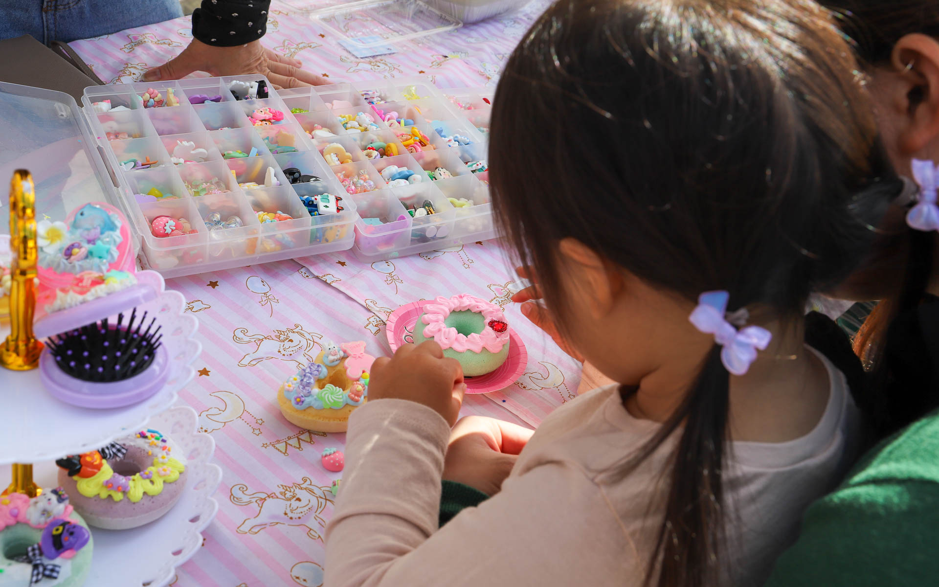 バルーンアートの無料配布や、オリジナルのお箸やスプーン、おもちゃが作れるさまざまなワークショップが展開されていた